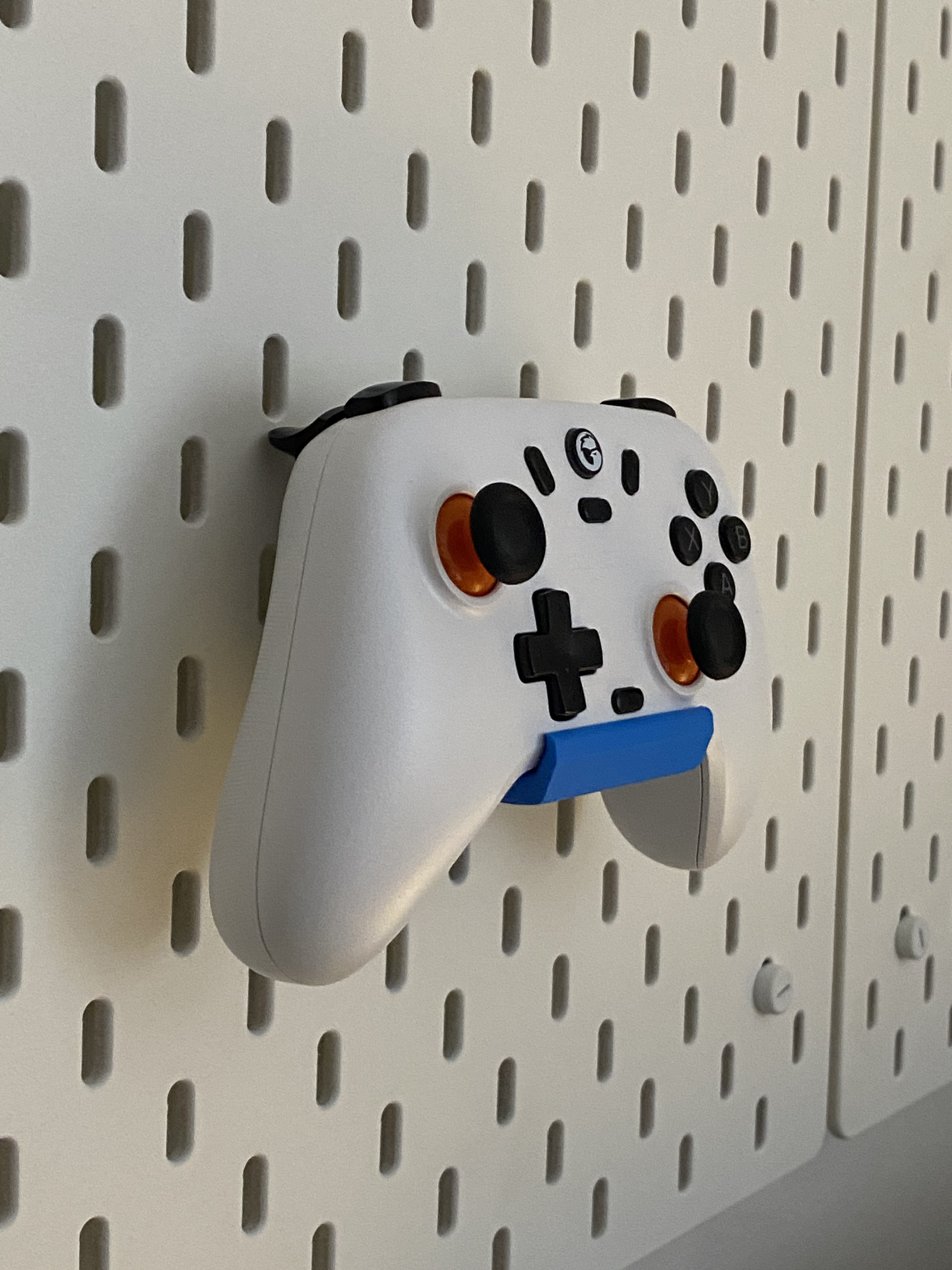 Gamesir Nova Lite - IKEA Skadis holder - SKÅDIS