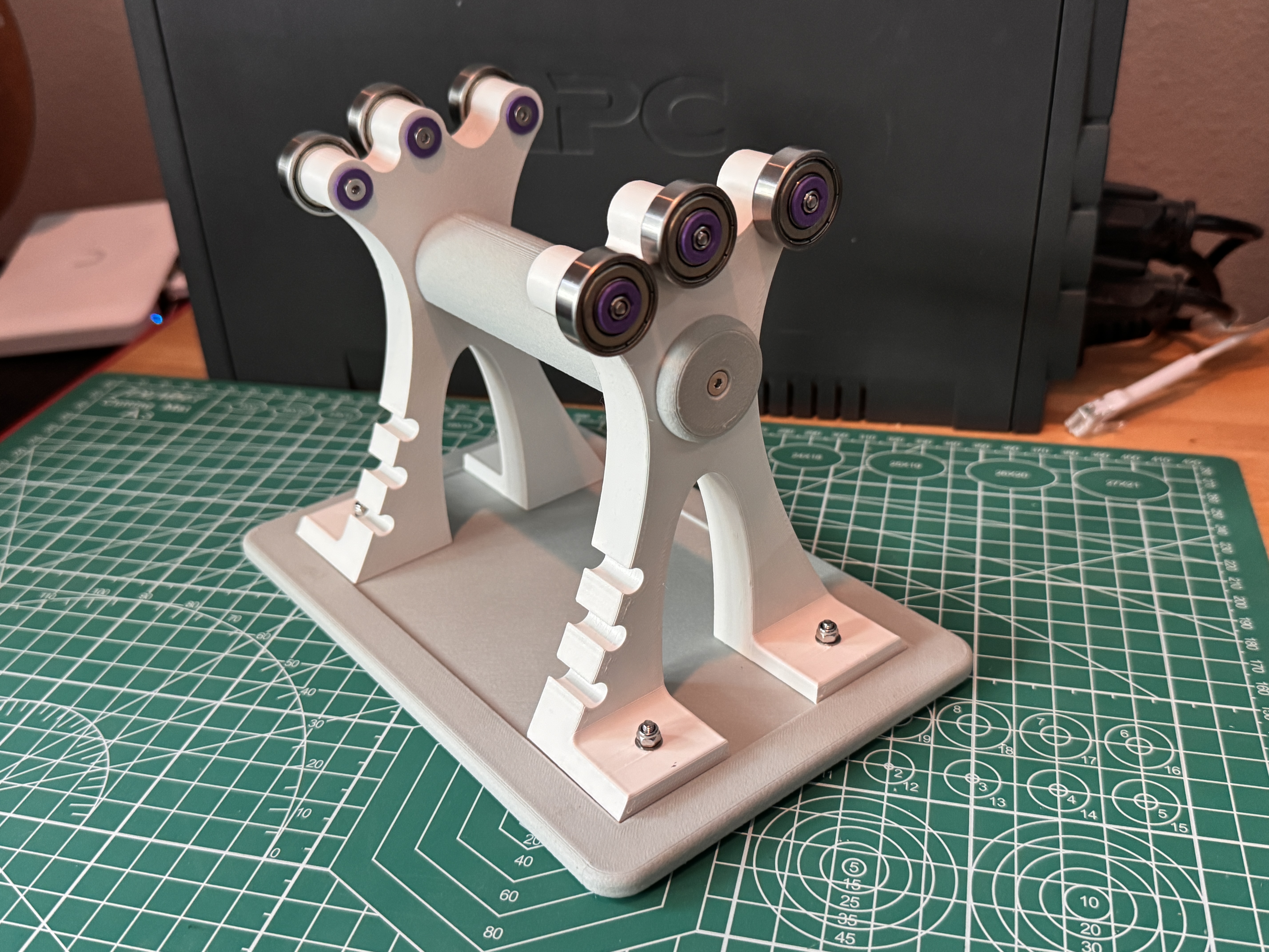 Mount and brace for lampworking bench roller
