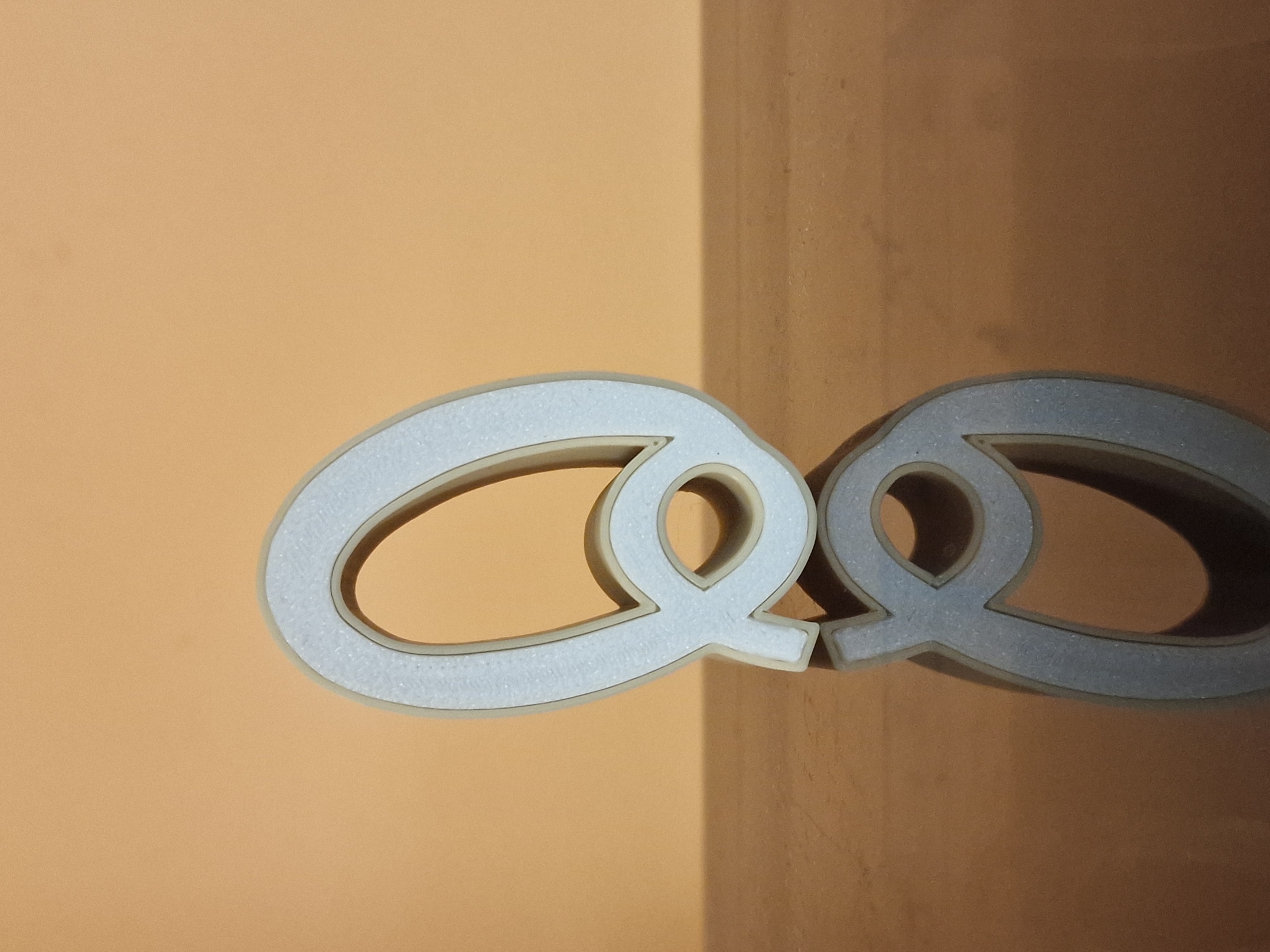 Stylish two-part, foldable letters with space for an LED strip and a cable hole. — miniatura 2