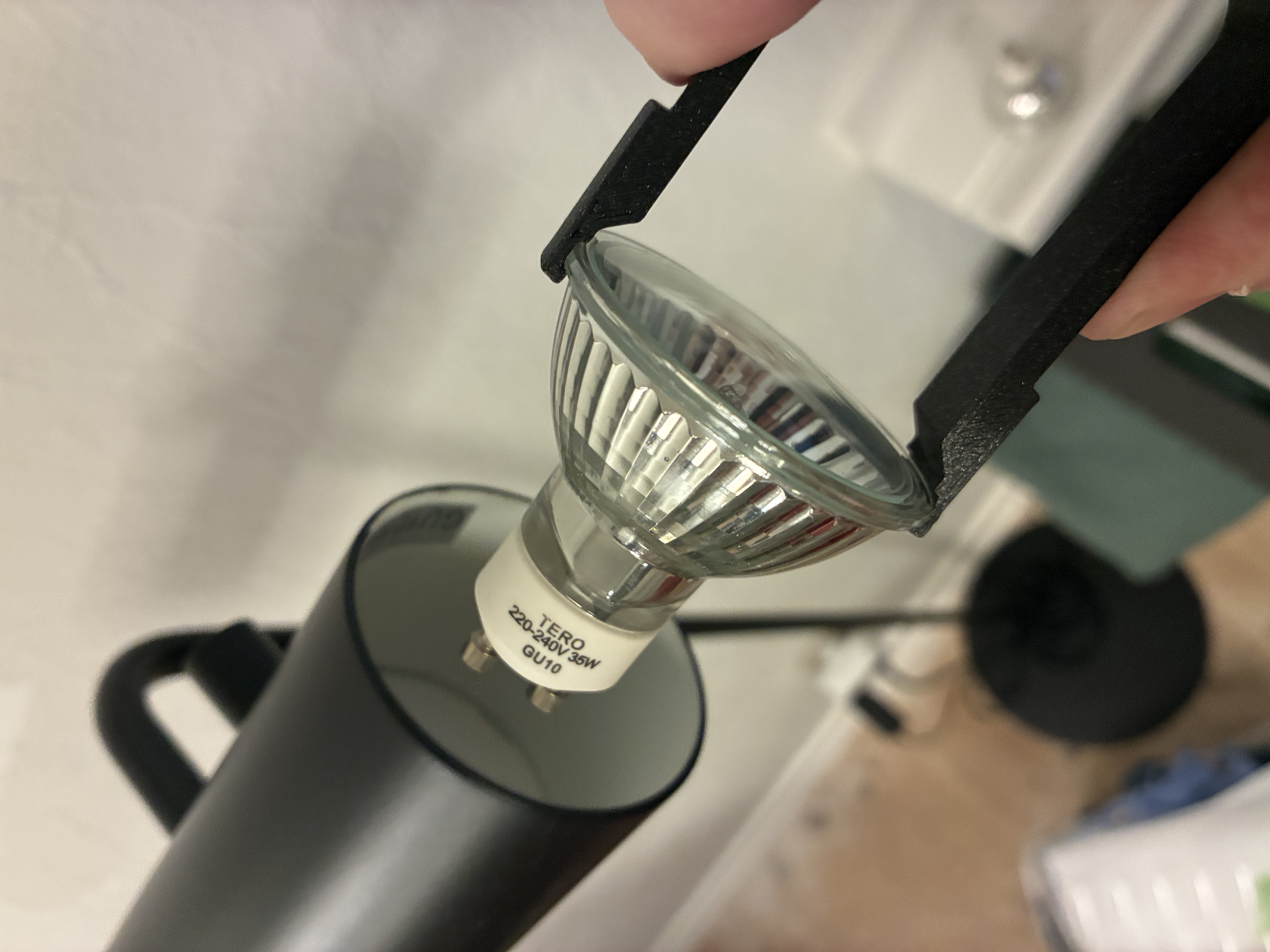GU10 bulb mounting tool