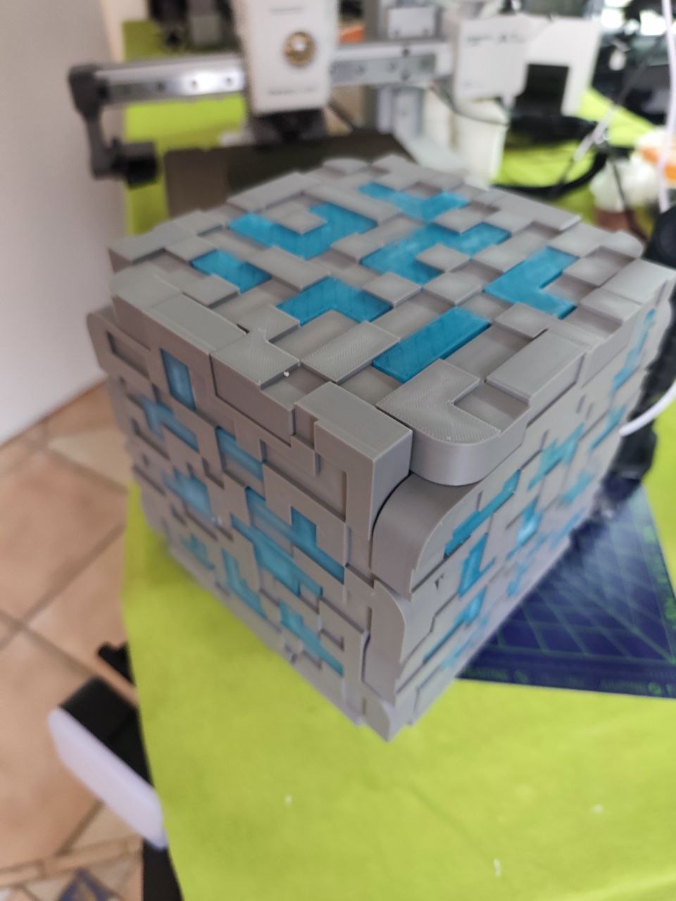 LAMP - Minecraft Illuminating Diamond Cube Replica