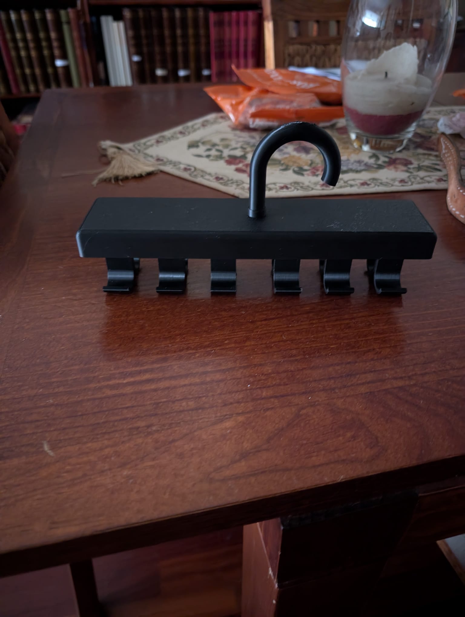 Hanging belt rack