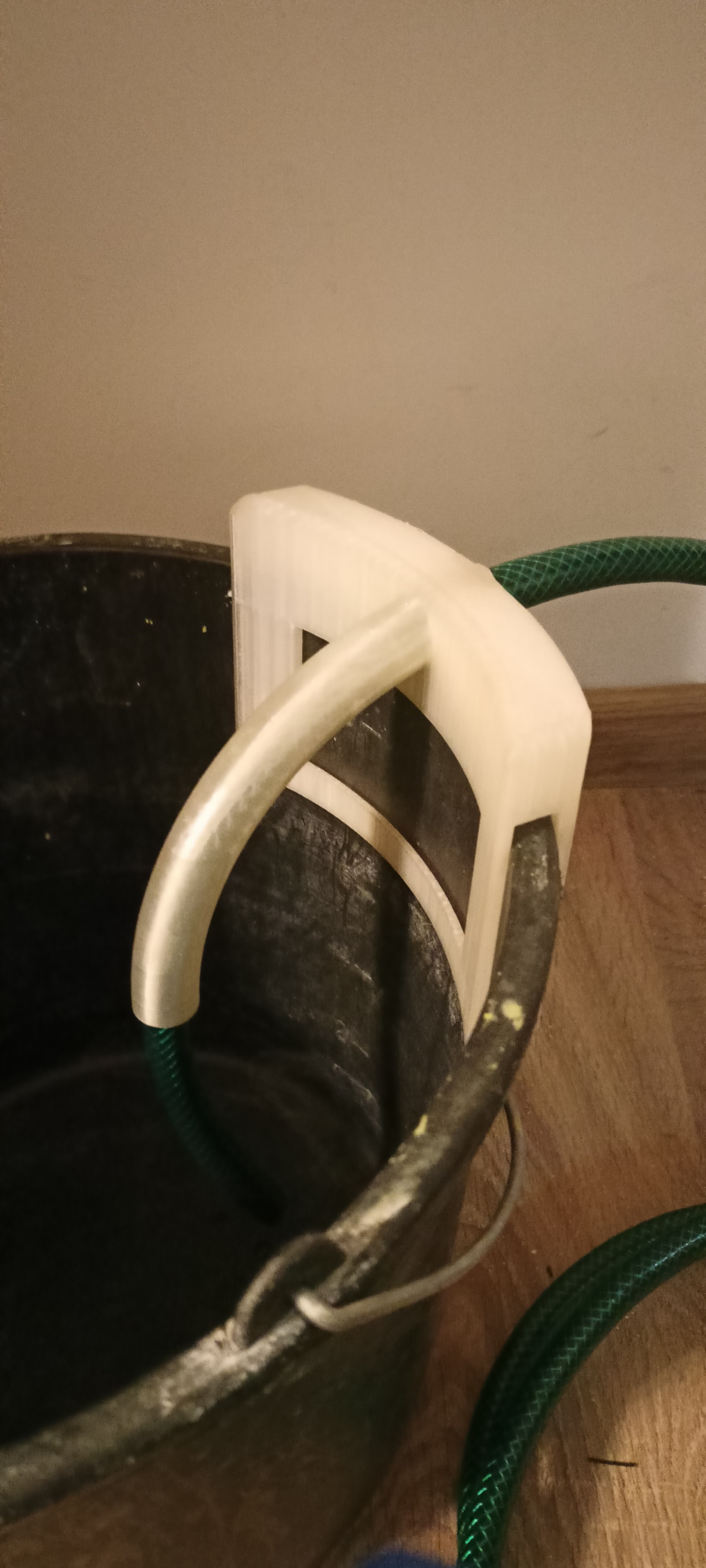 Smart Drain Holder: Adjustable Bucket Clip for 15-20mm Hoses