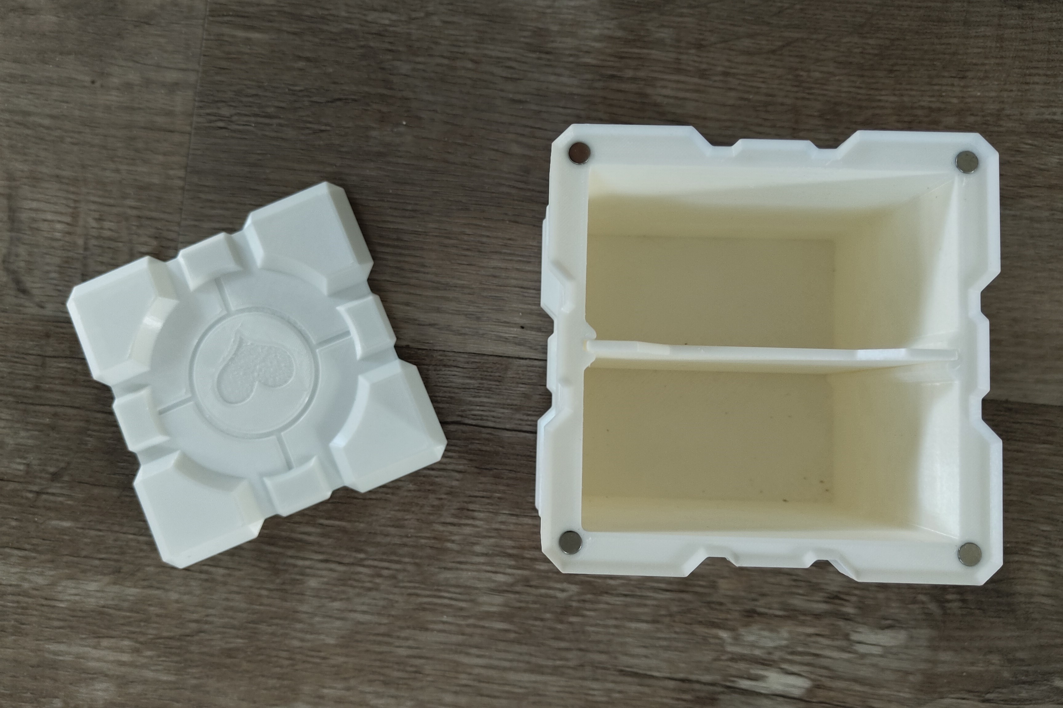 Companion Cube Box with Separate Compartments and Magnetic Lid 3D model