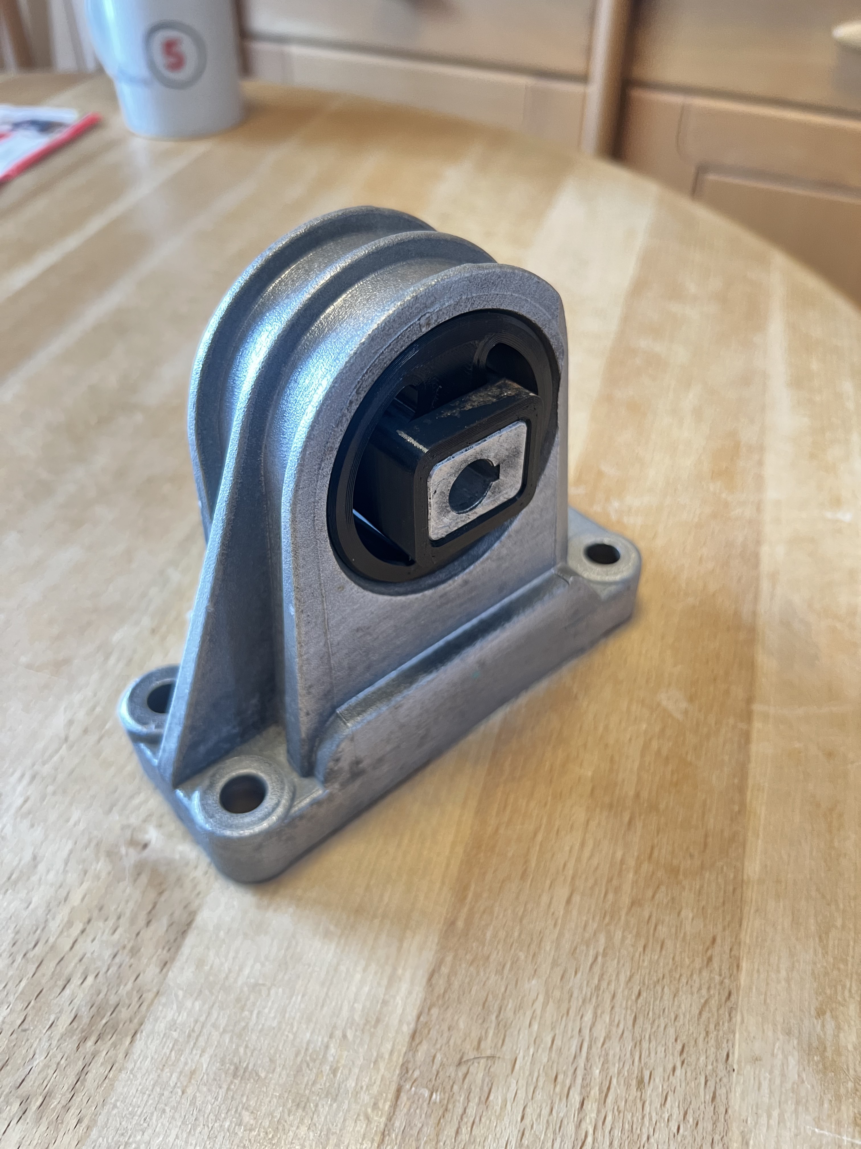 Volvo engine mount bushing — miniatura 2