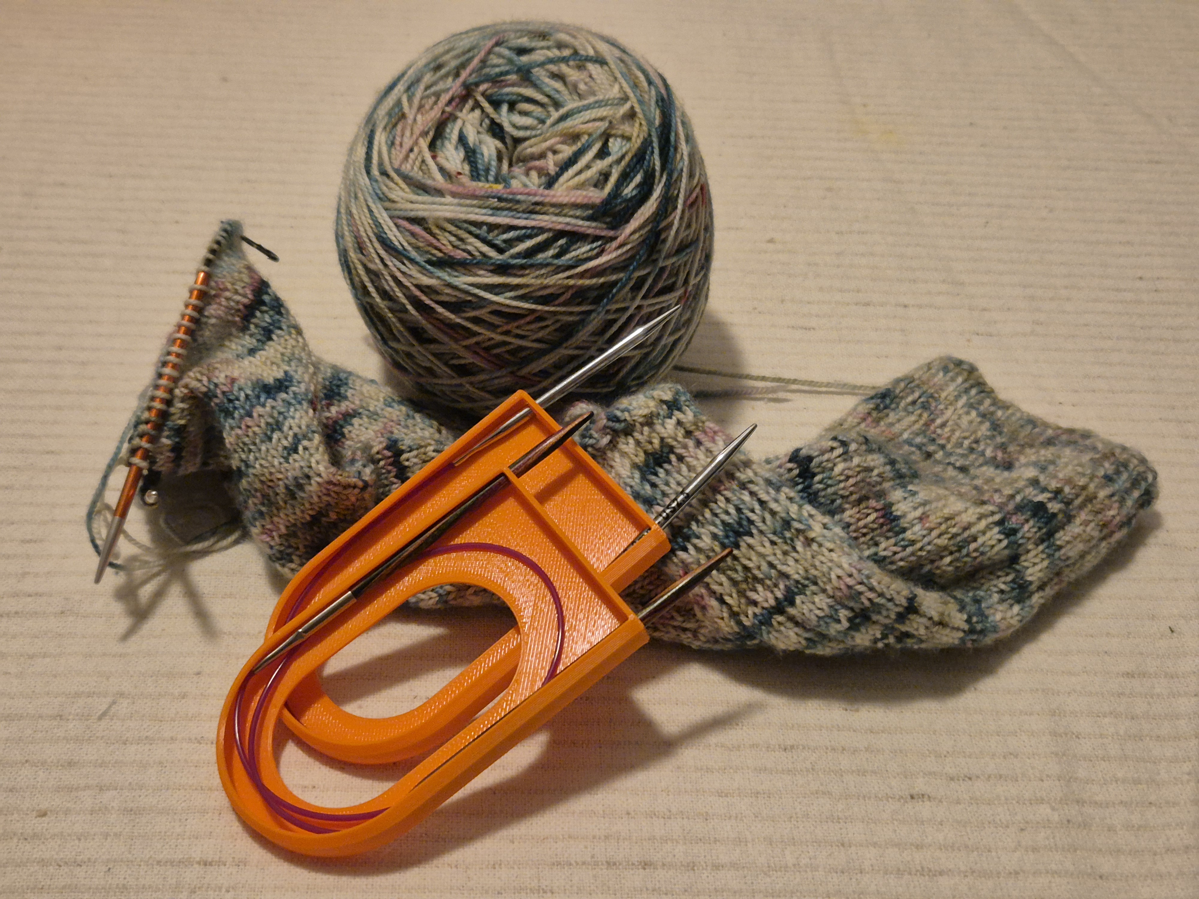 Circular knitting needle organizers