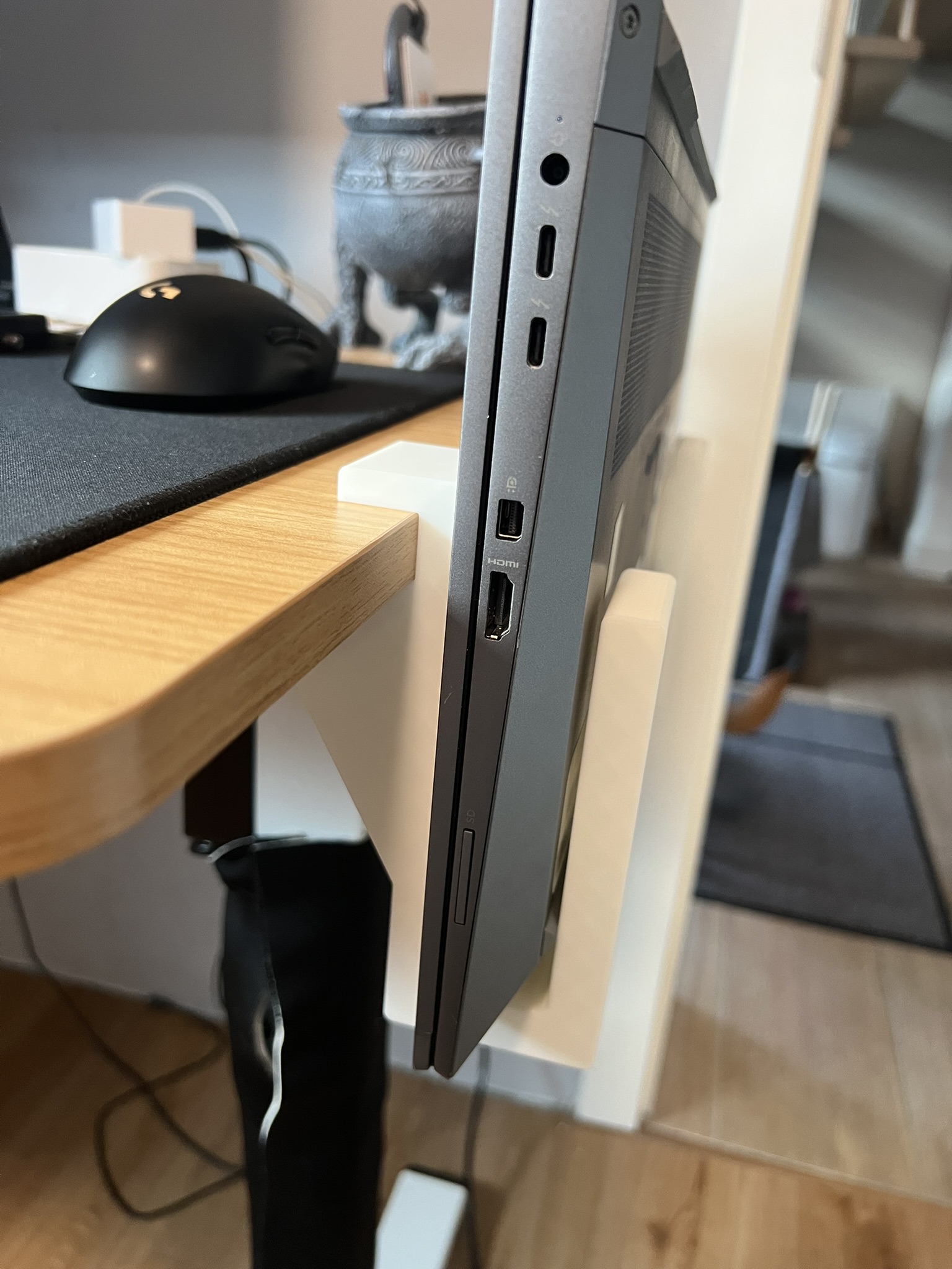 Laptop vertical mount for Flexispot desk / 16,5mm thickness