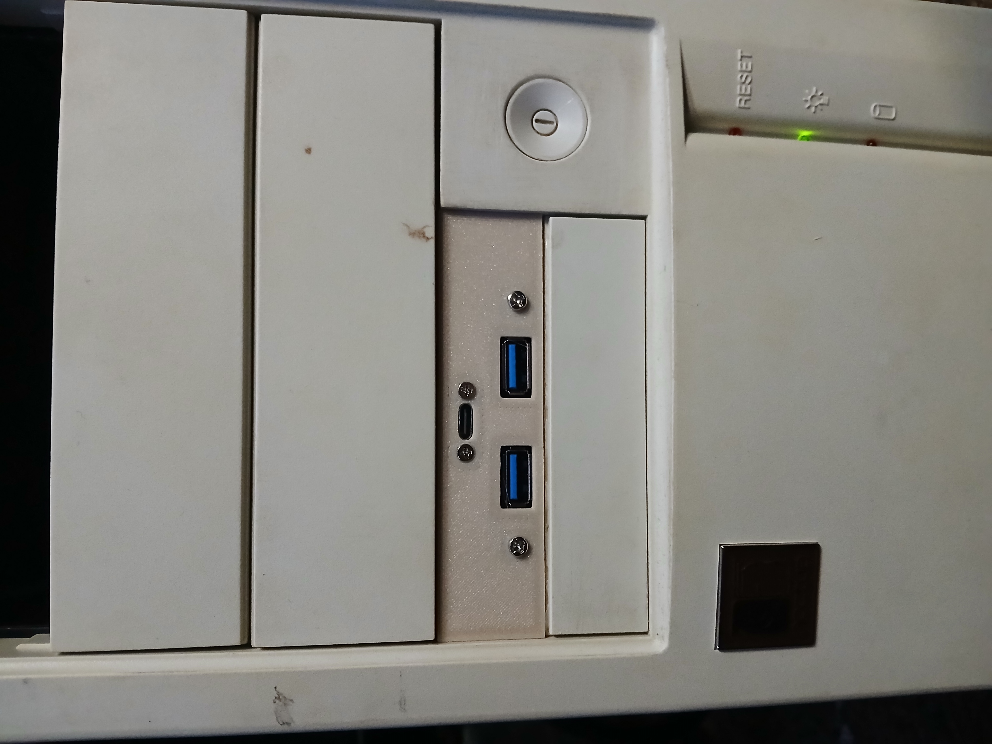 3.5" floppy drive bay cover with USB c and USB 3.0