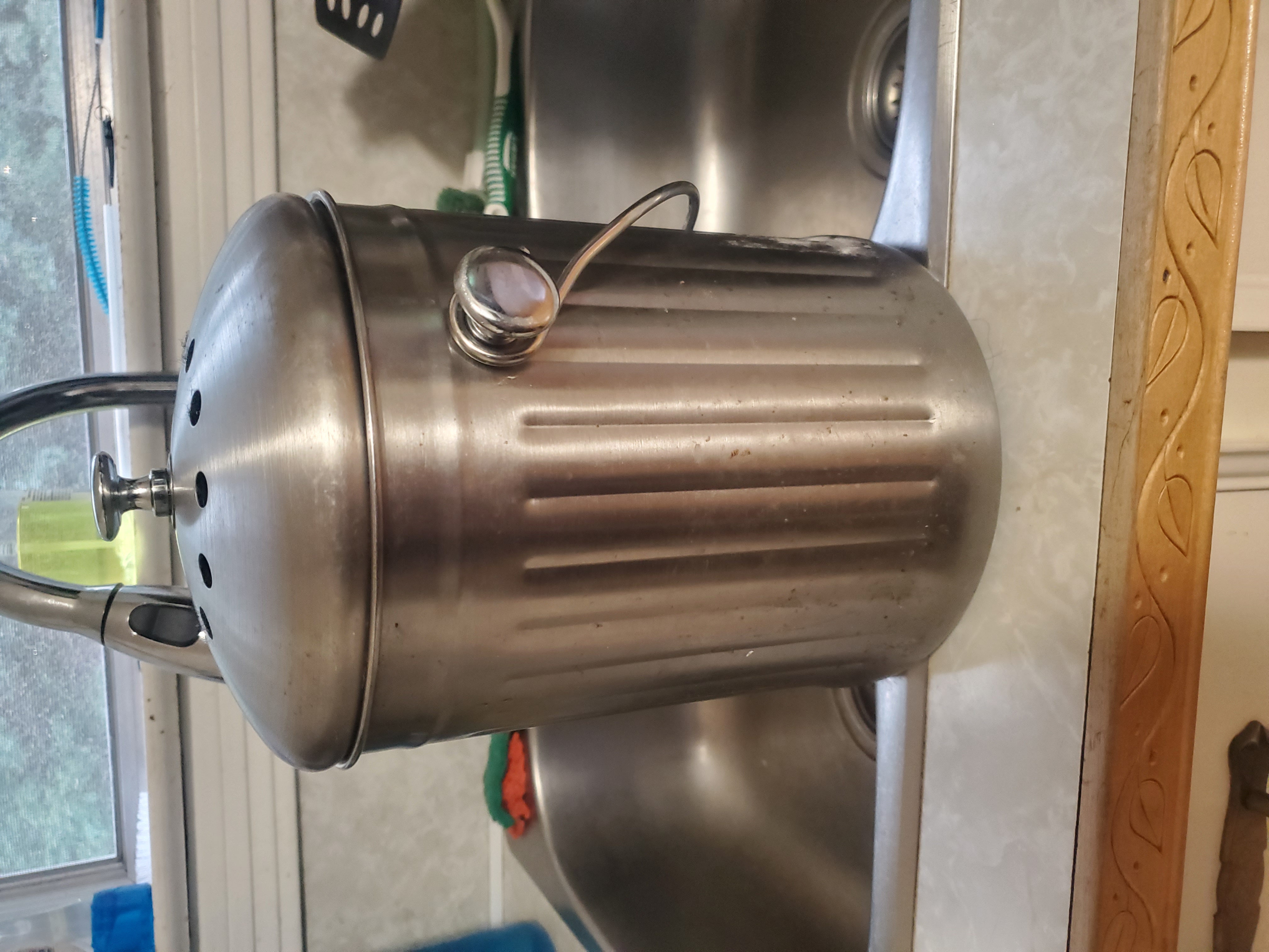 Compost bin filter retainer