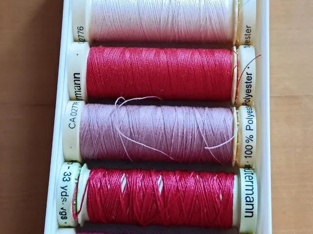 Stackbe box for sowing thread spools