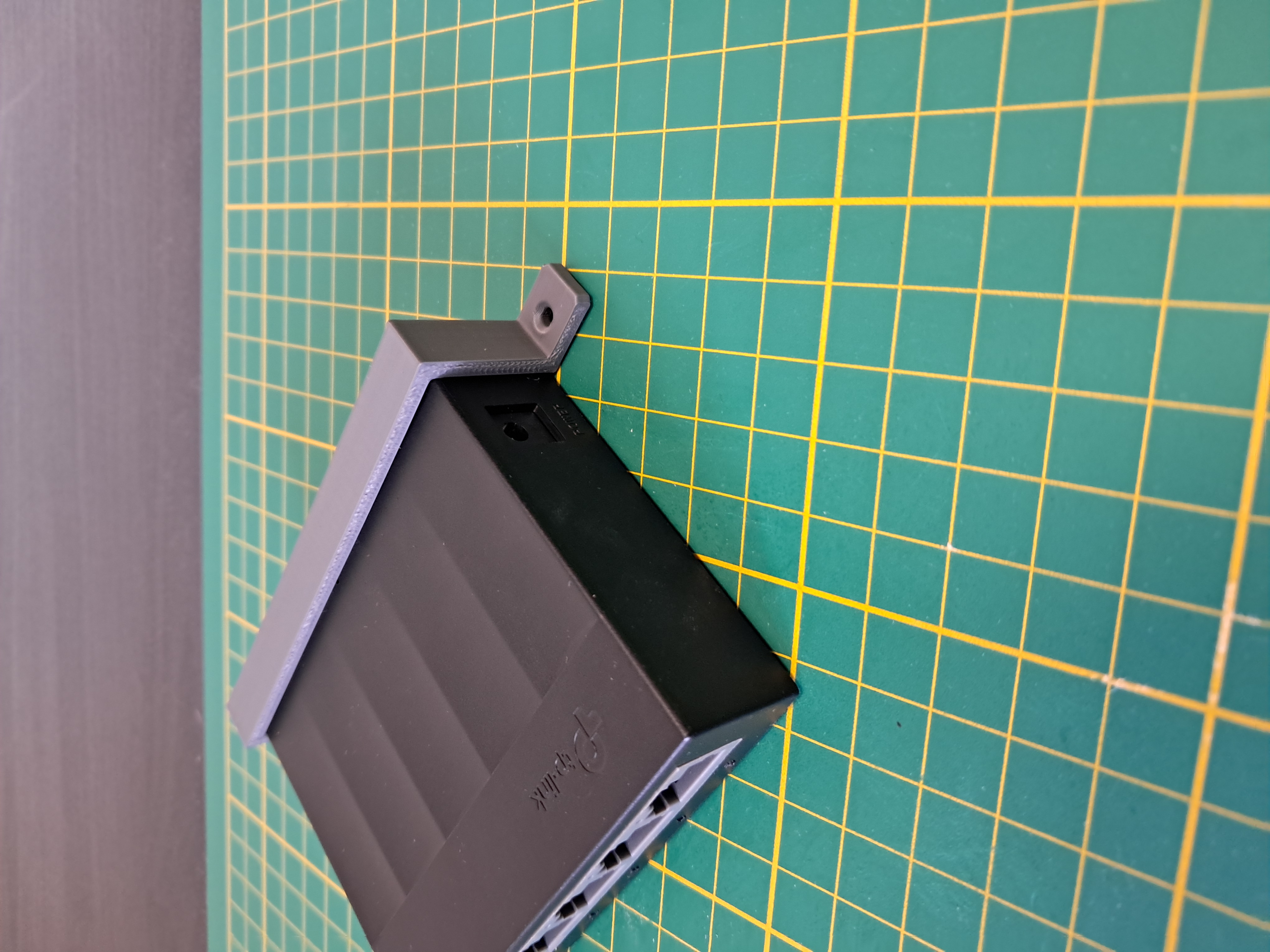 Under desk / wall mount for Tp-Link LS1005G