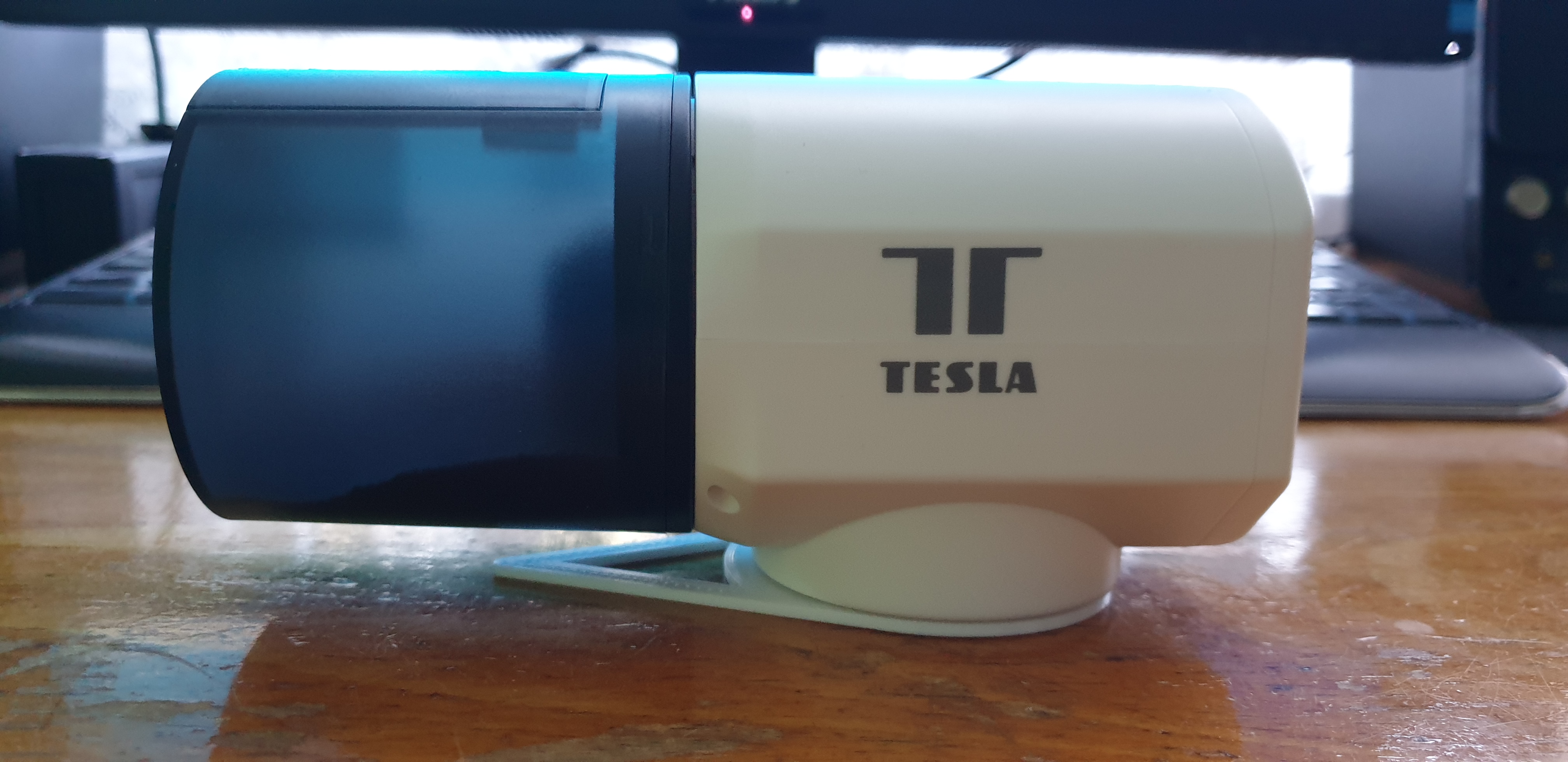 Tesla smart fish feeder stand