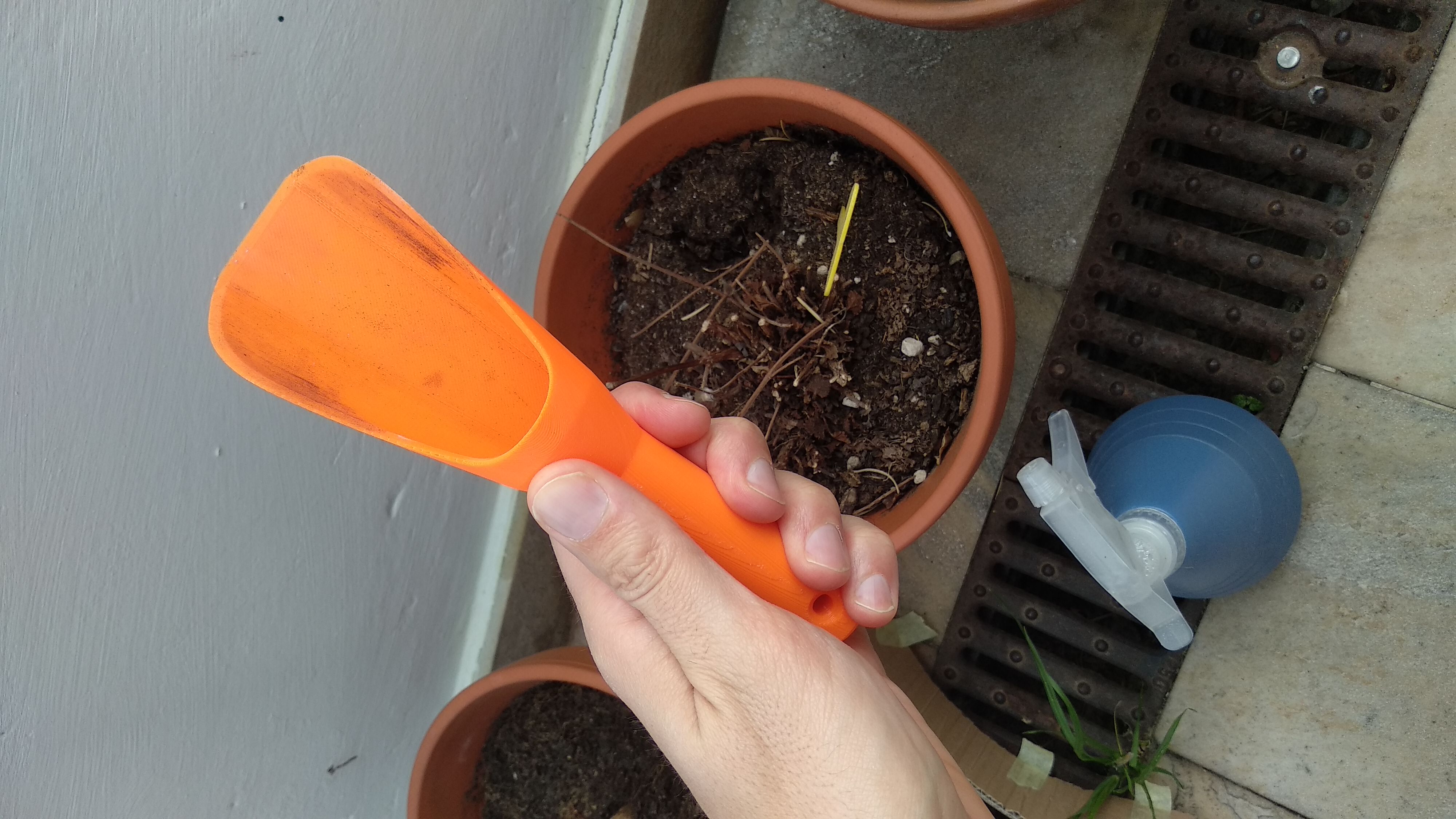 Pocket shovel/scoop for gardening.