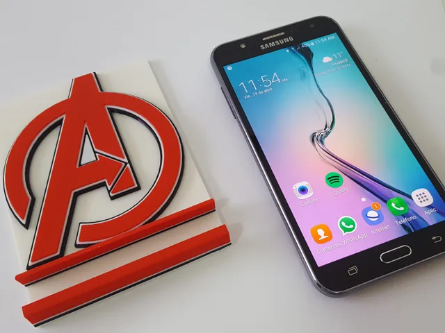 Soporte Celular con escudo de Avengers