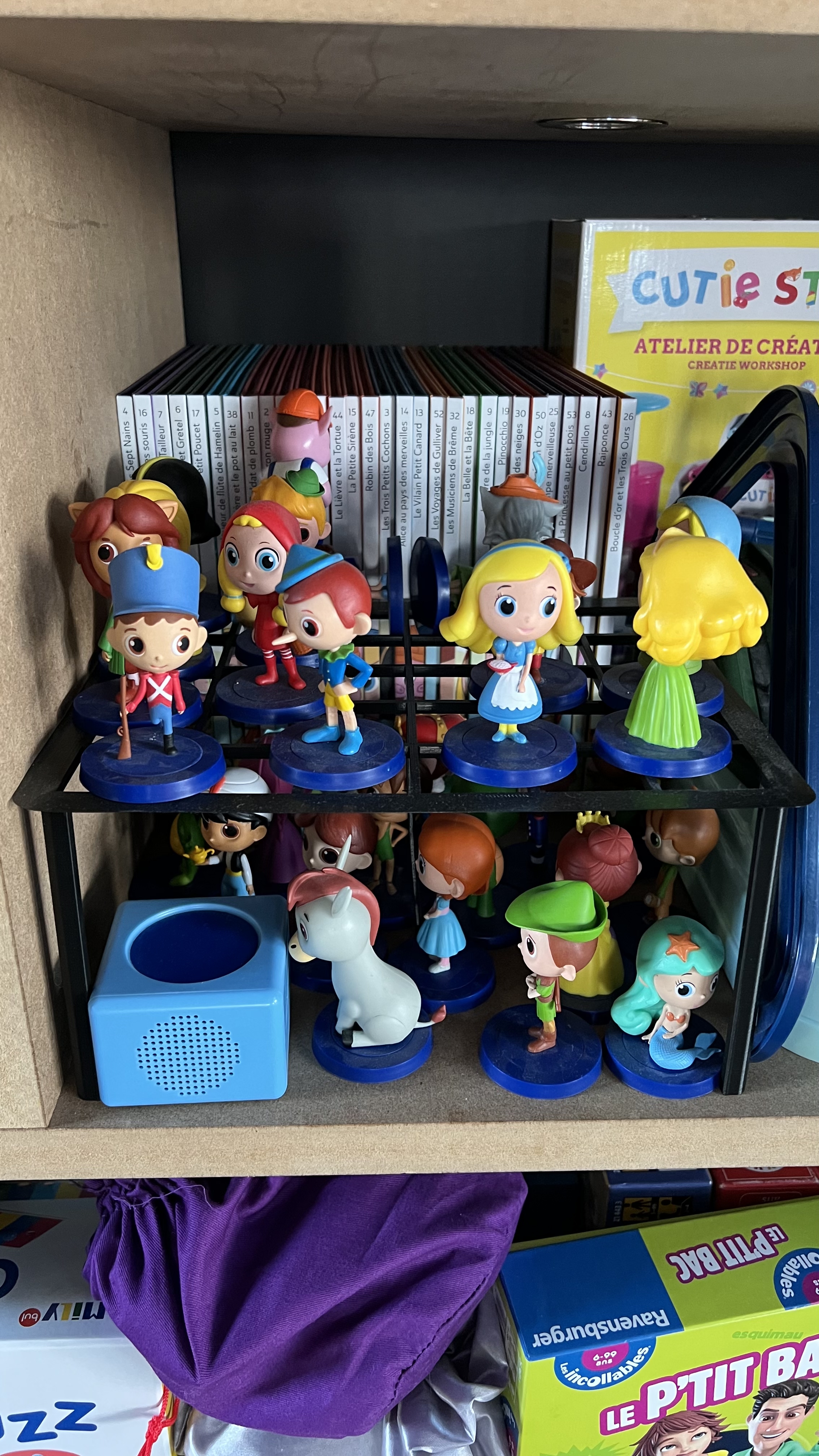 Support pour figurines d'histoires