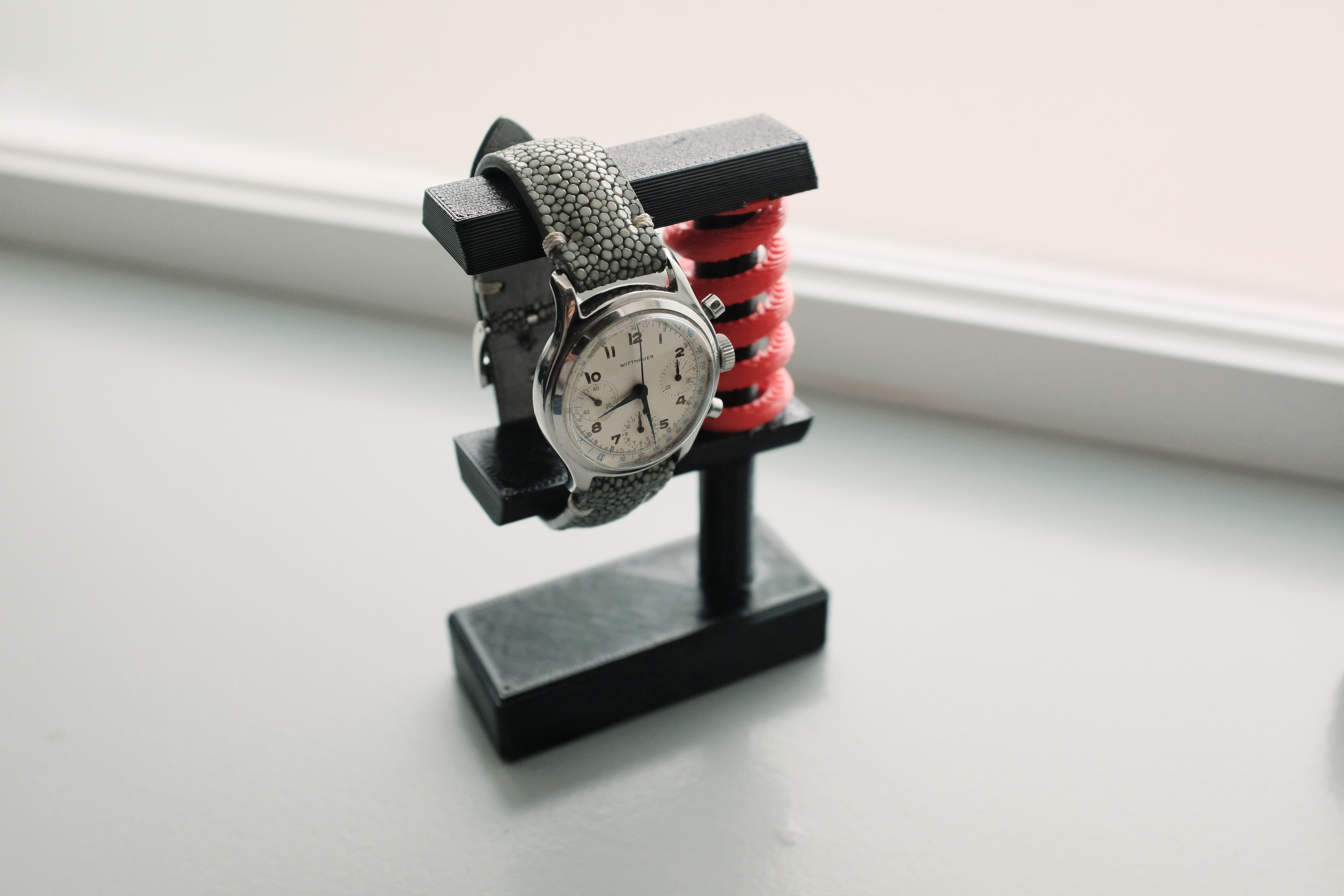 Miniatura 2 do modelo 3D Watch Stand (spring assisted)