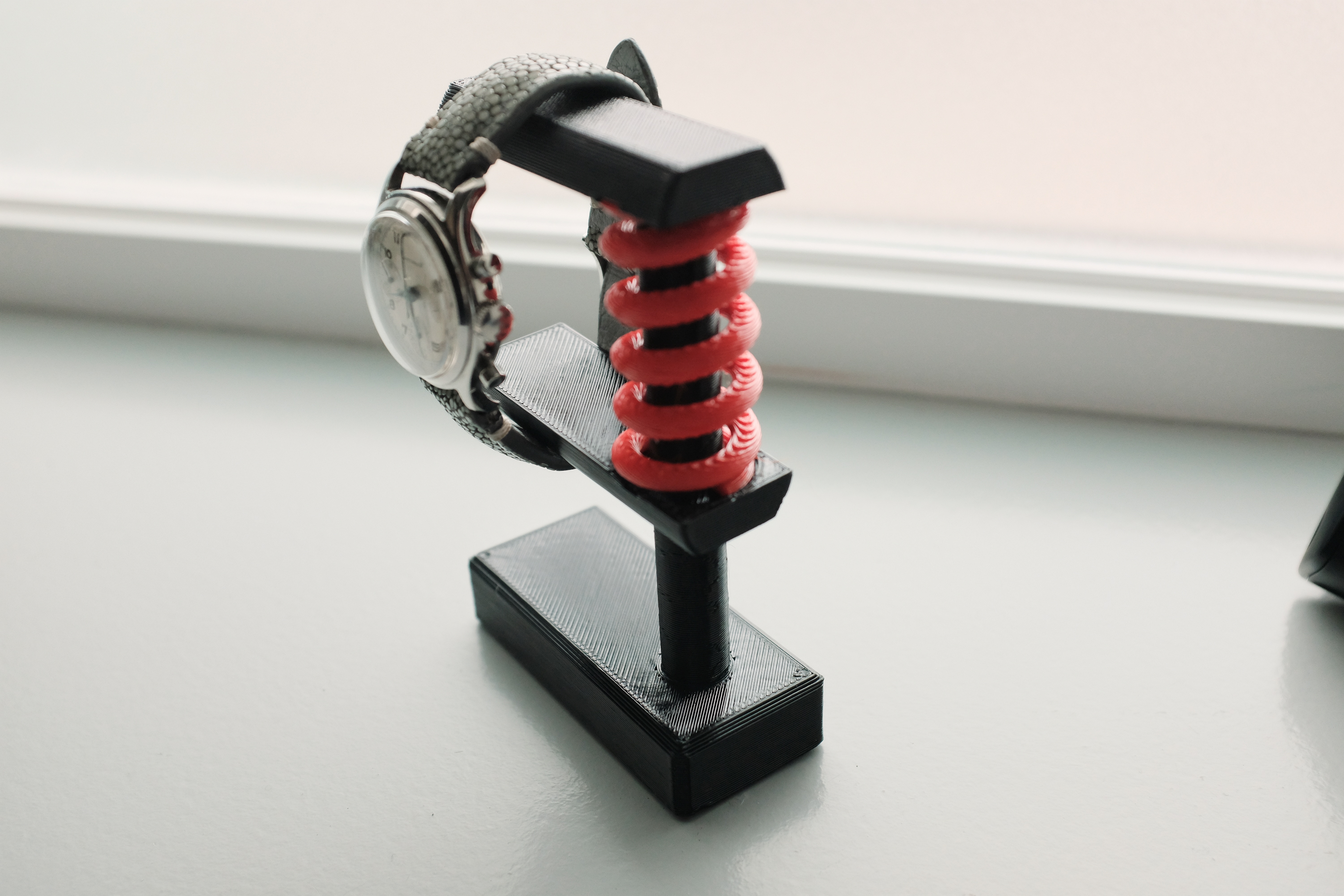 Miniatura 3 do modelo 3D Watch Stand (spring assisted)