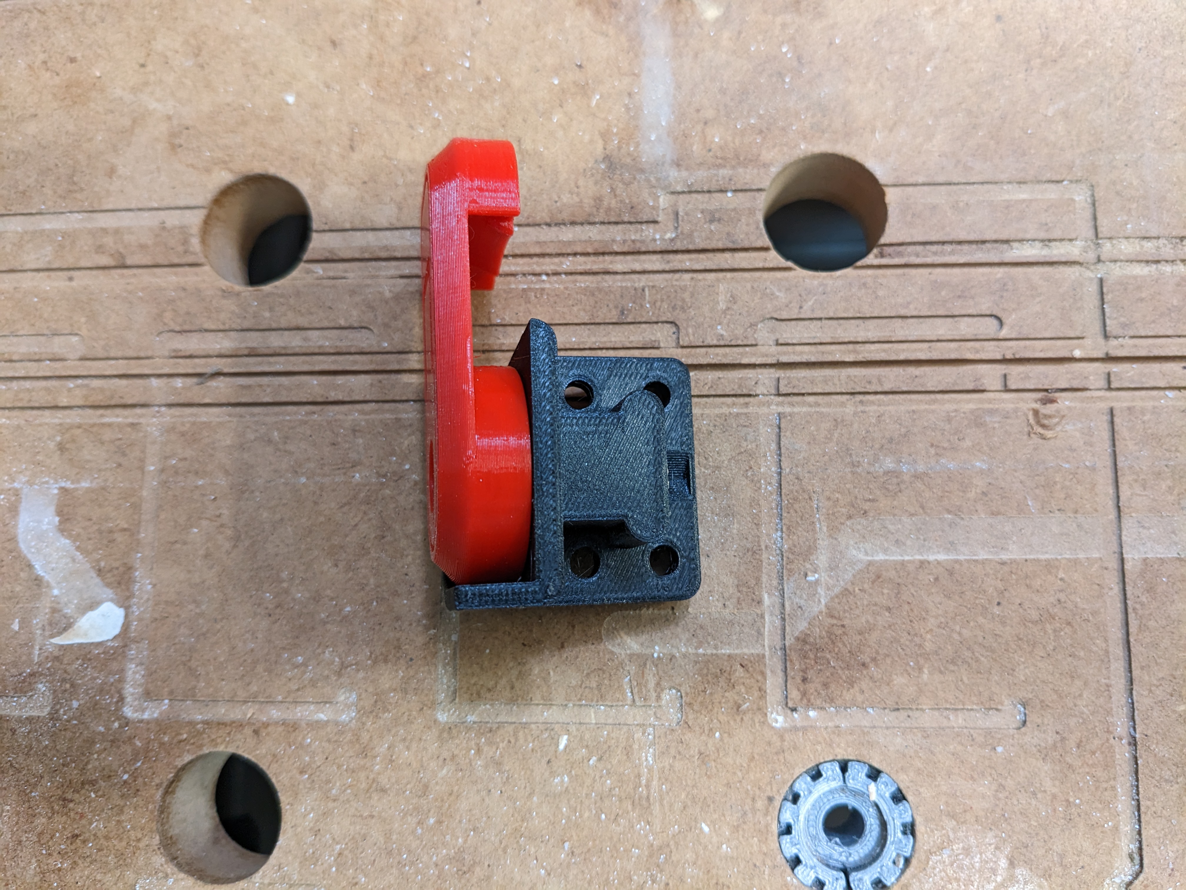 Latch holder for systainer plate