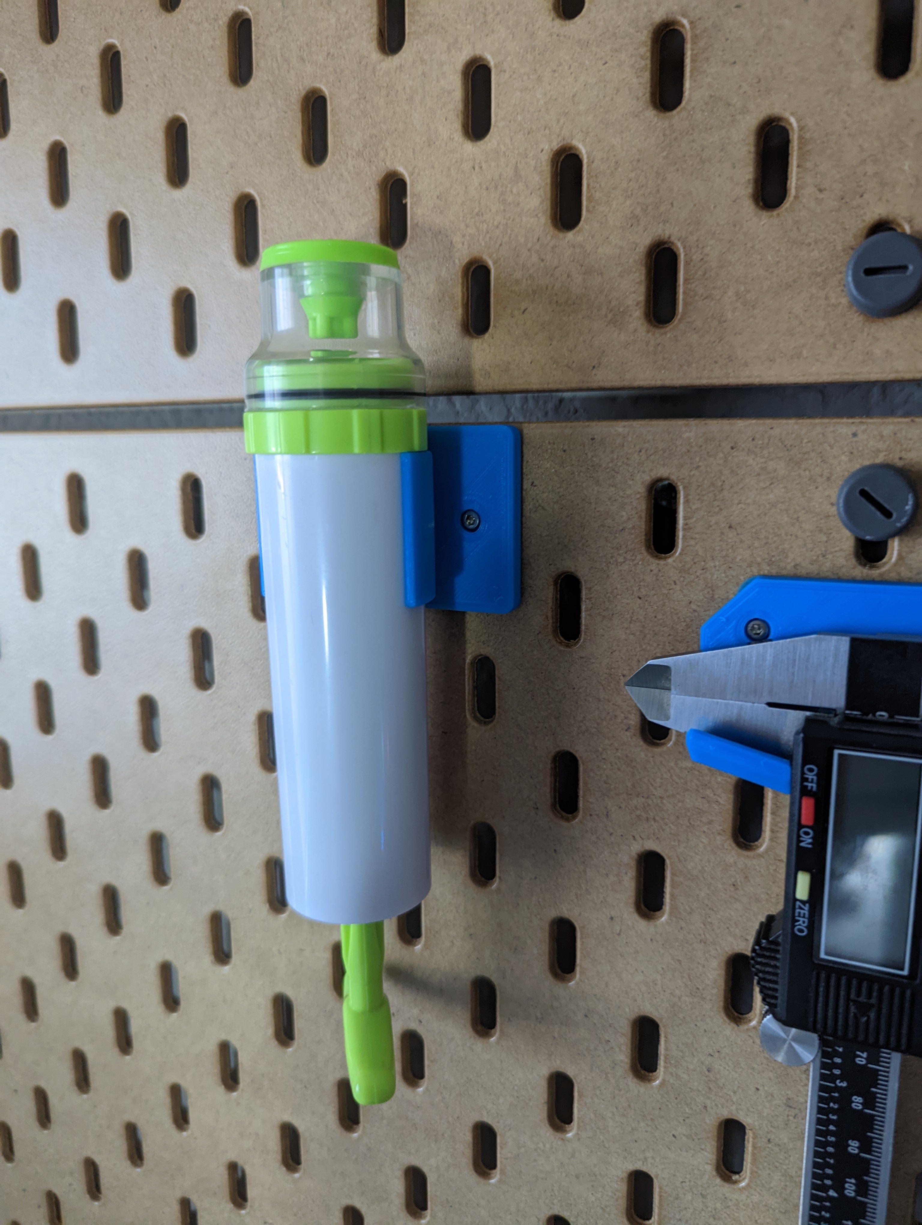 Skadis mount for filament bag vacuum