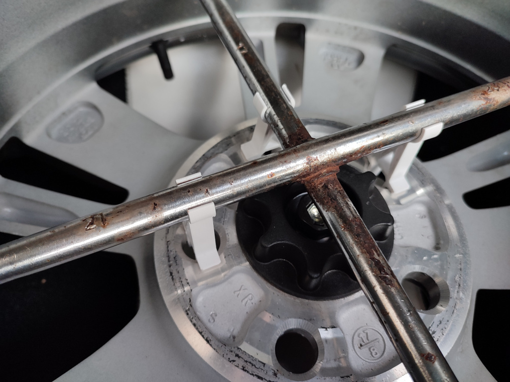 Lug wrench holder mount (soporte para llave cruz) by fokerman