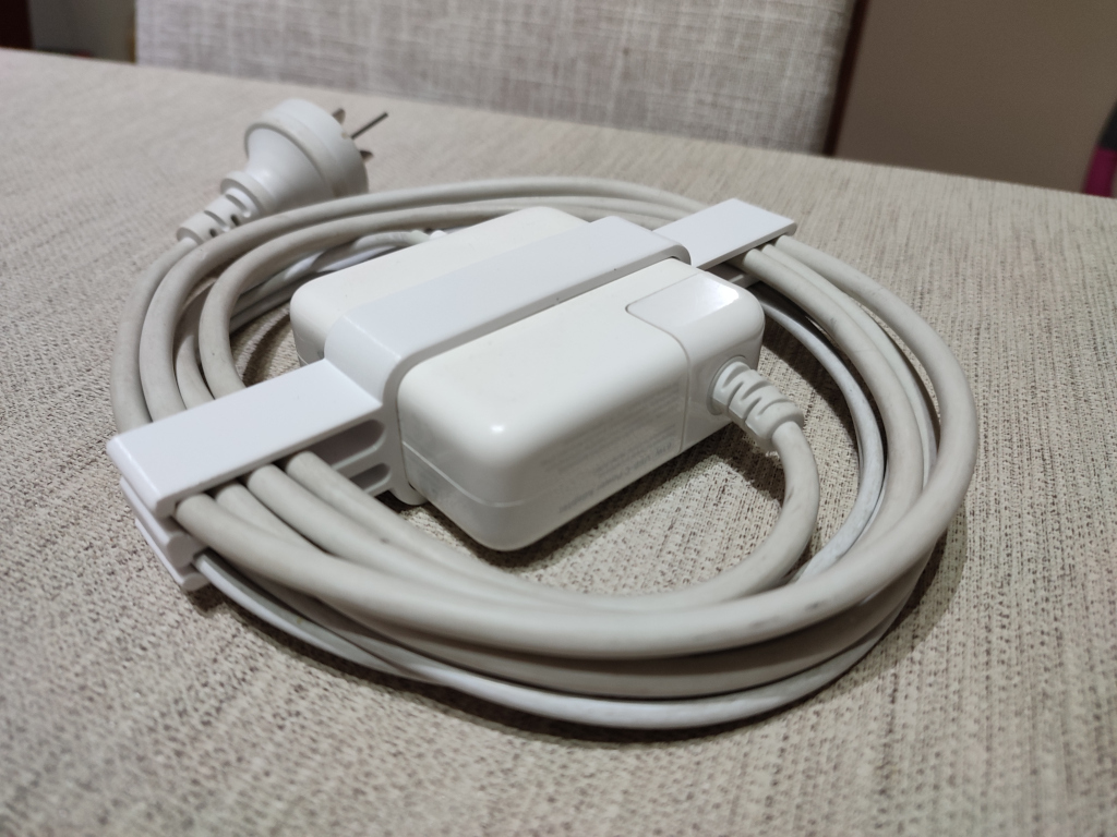 Power cord clip for Apple Mac