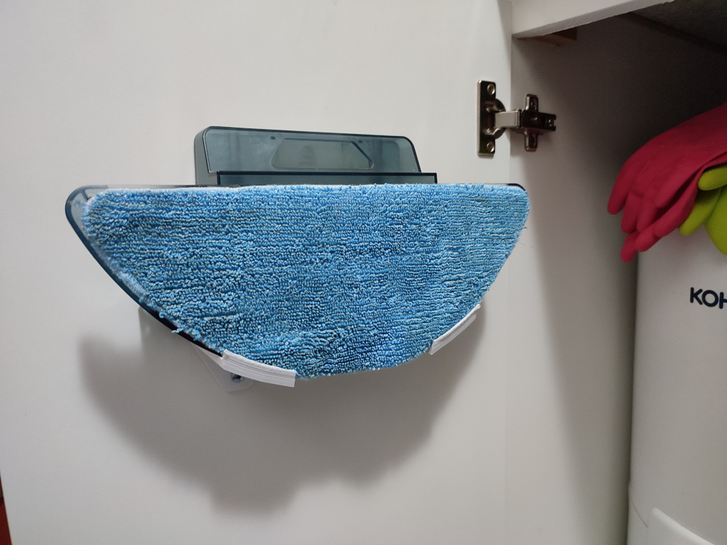 Support for water tank of robot vacuum cleaner (Gadnic)