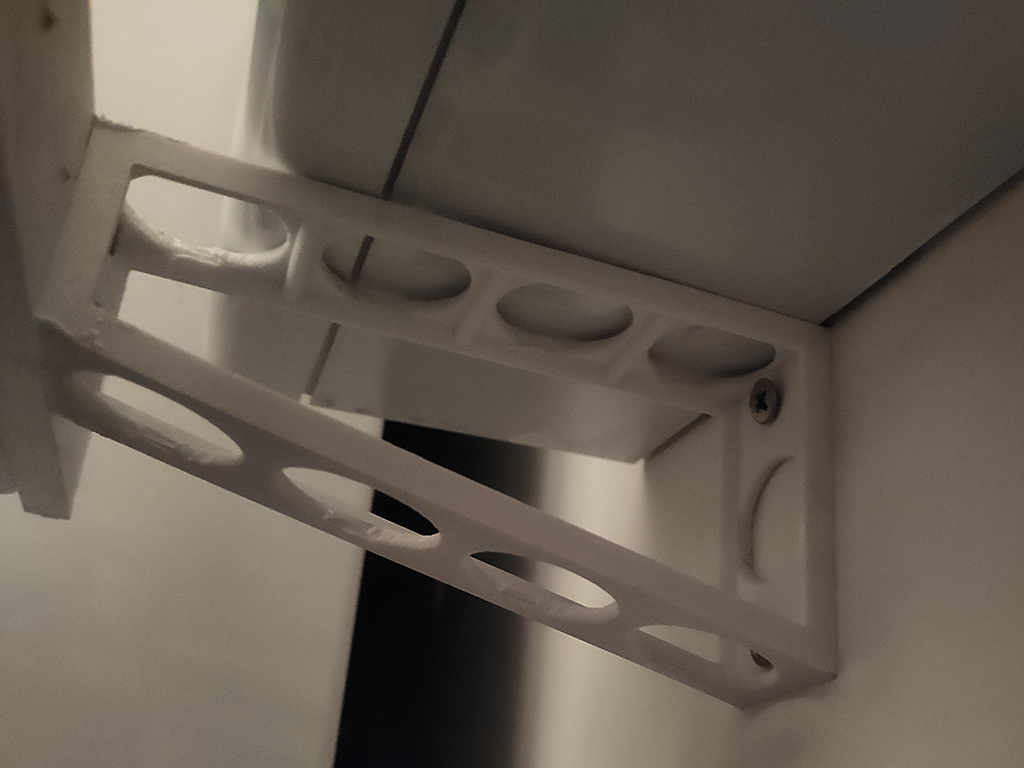 Wall mounting shelf