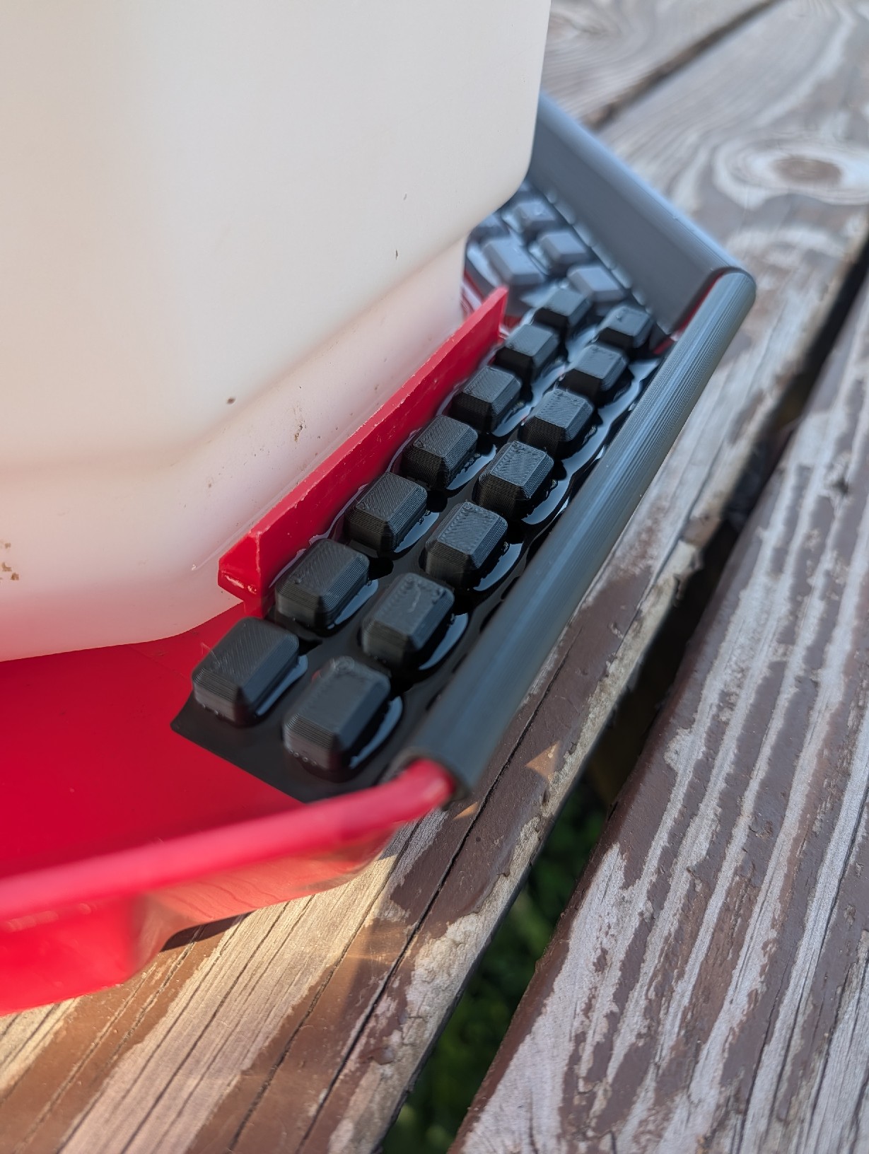 Bee platforms for large watering station