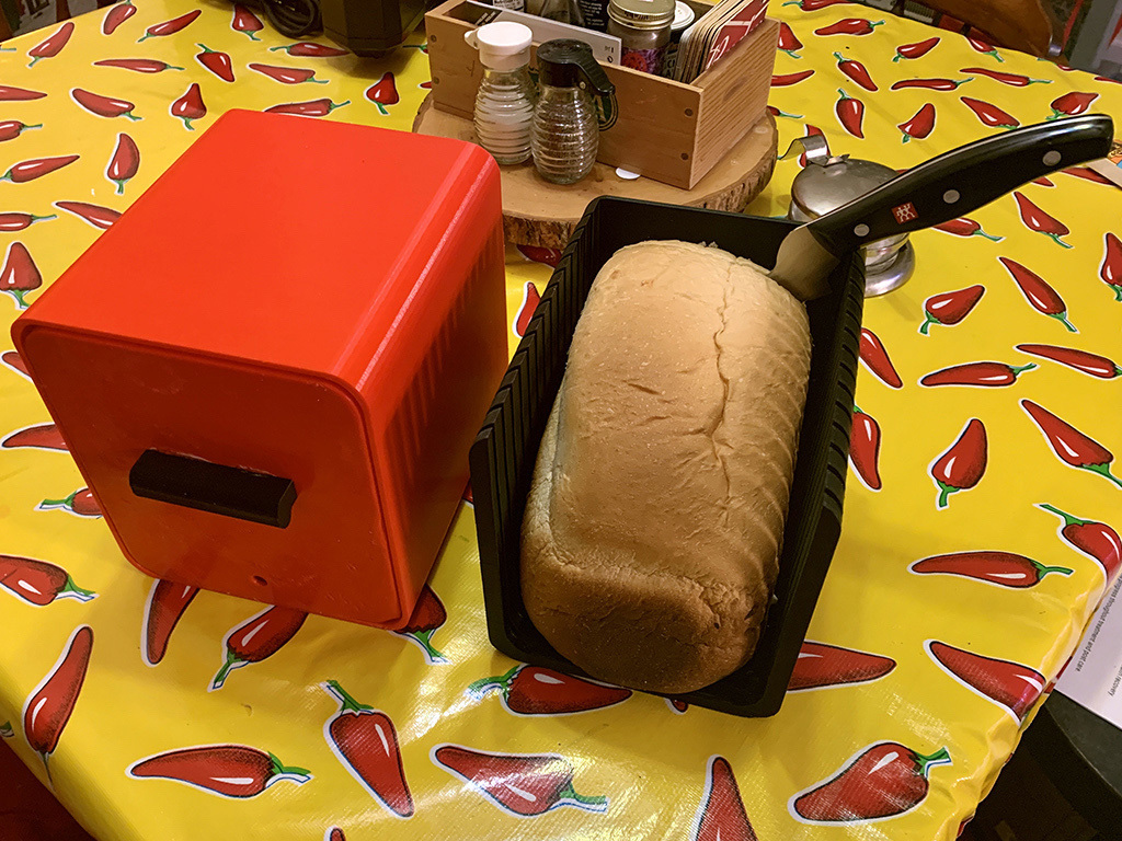 Breadbox & Slicing Guide by mistrmakr Download free STL model