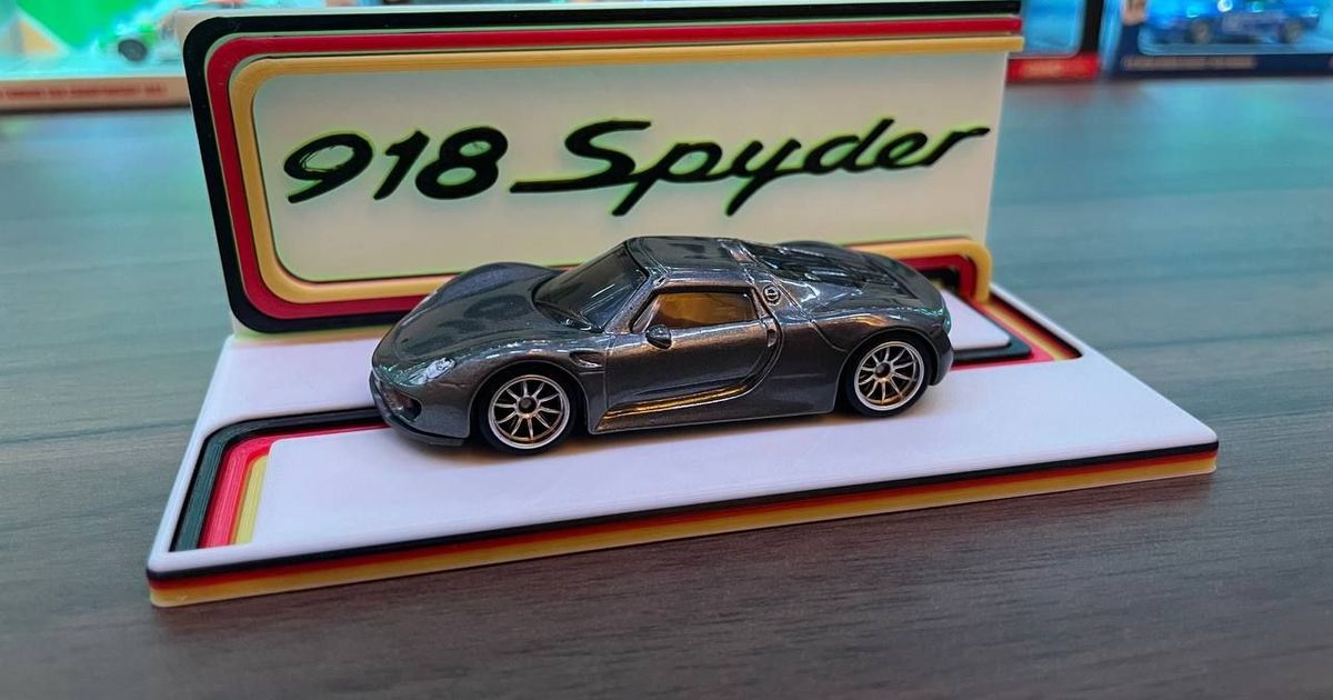 Matchbox Porsche 918 Spyder Display by GigaPenguin