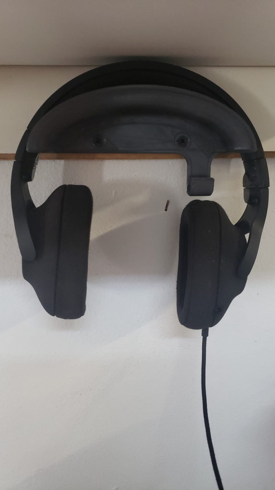 HEADSET HANGER WITH CABLE HOOK