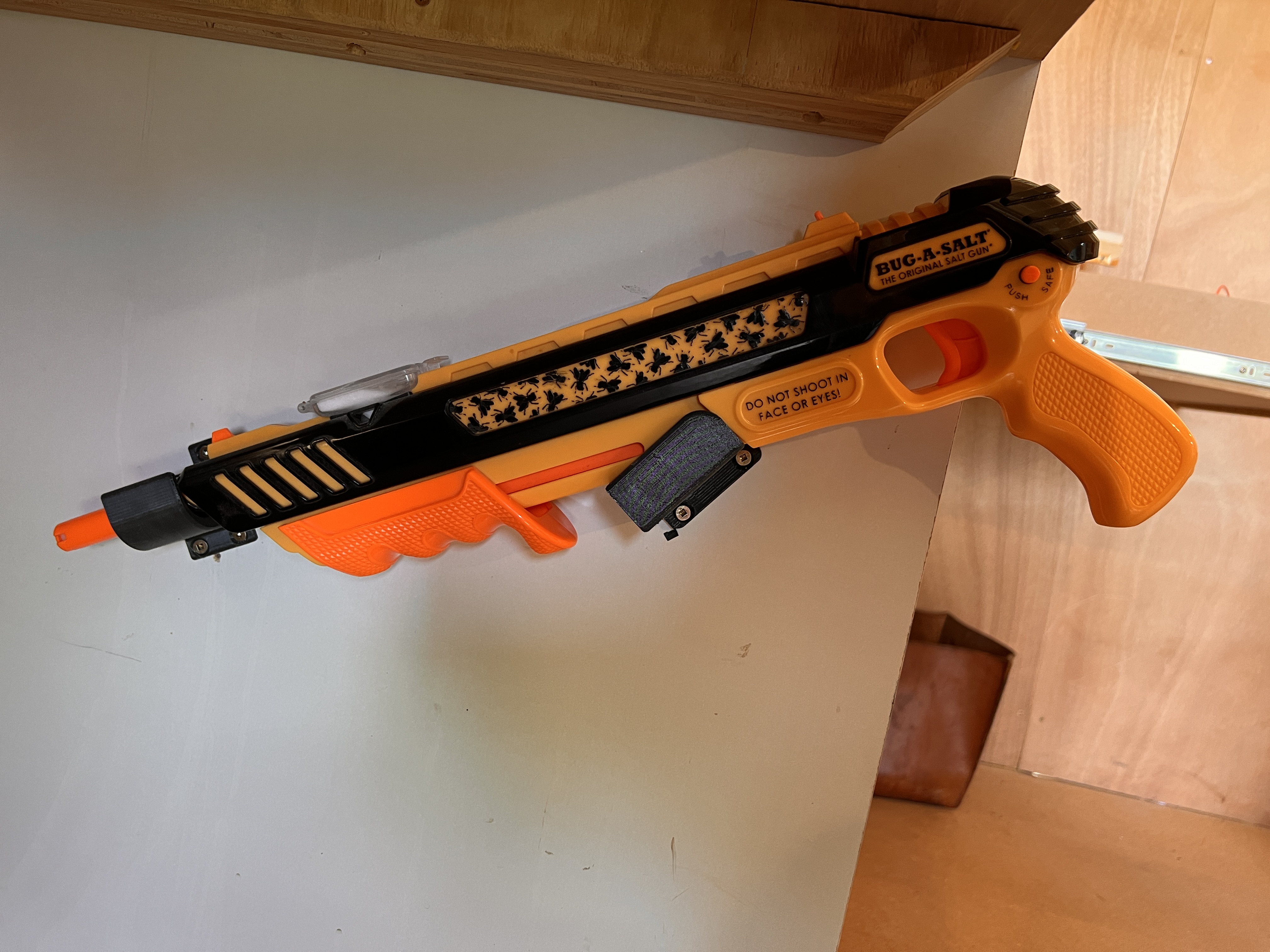 Miniatura 3 do modelo 3D Bug-a-Salt Wall Mount