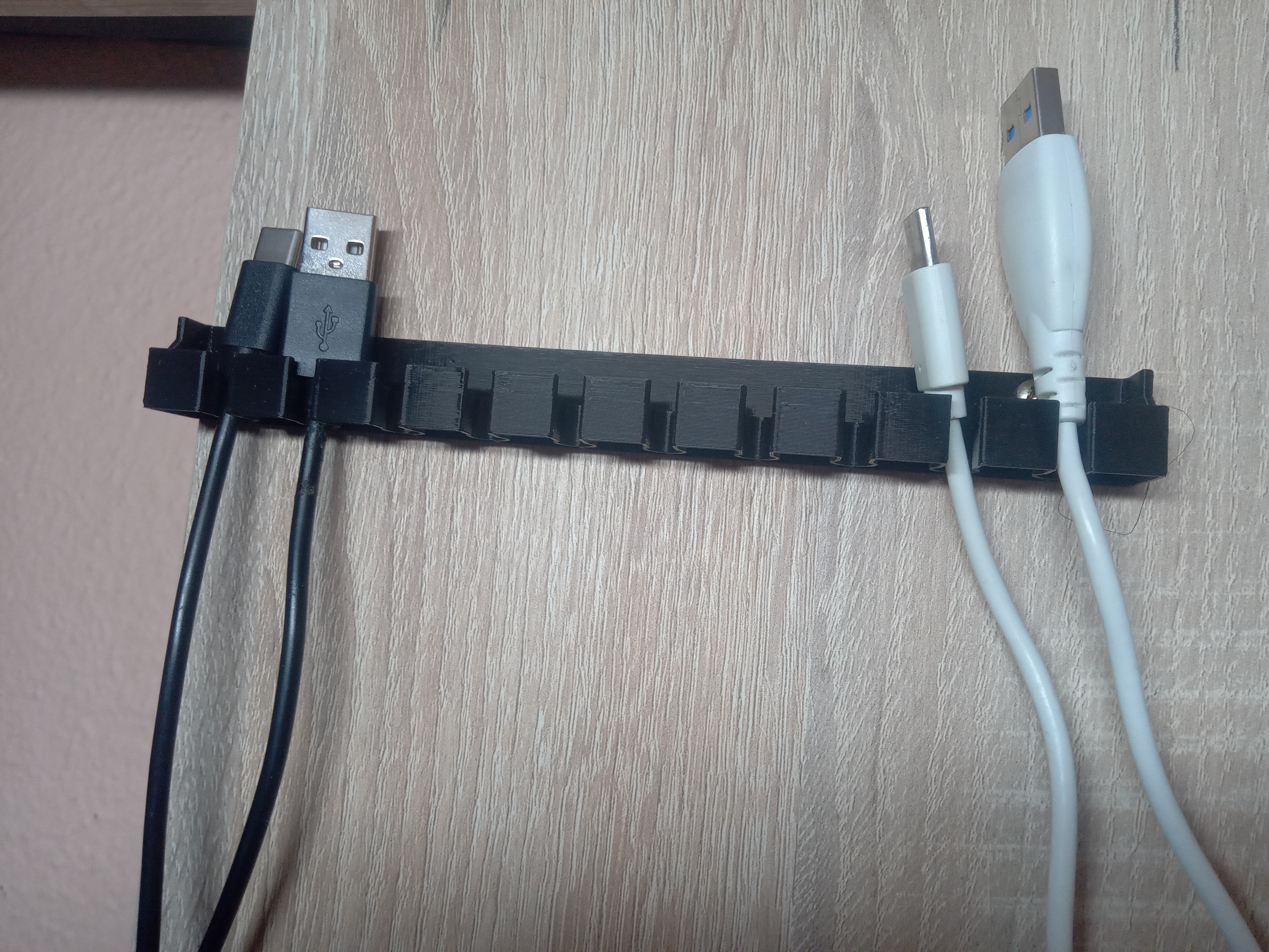 Držáček na USB a podobné kabely