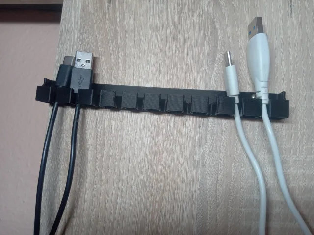 Držáček na USB a podobné kabely