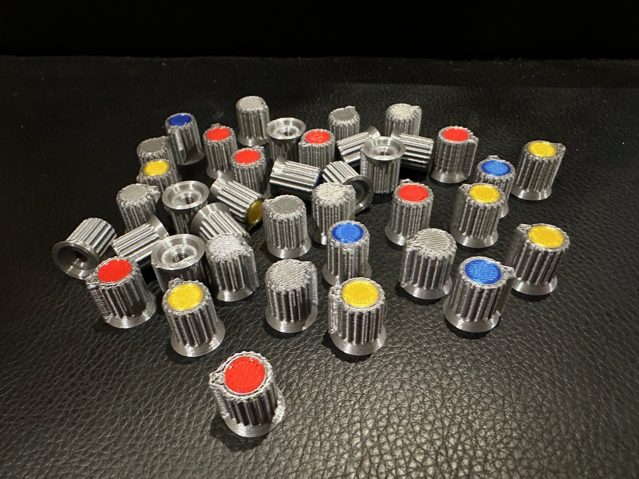 Potentiometer knob with an axis diameter of 4 mm by zdenekGGS Download free STL model