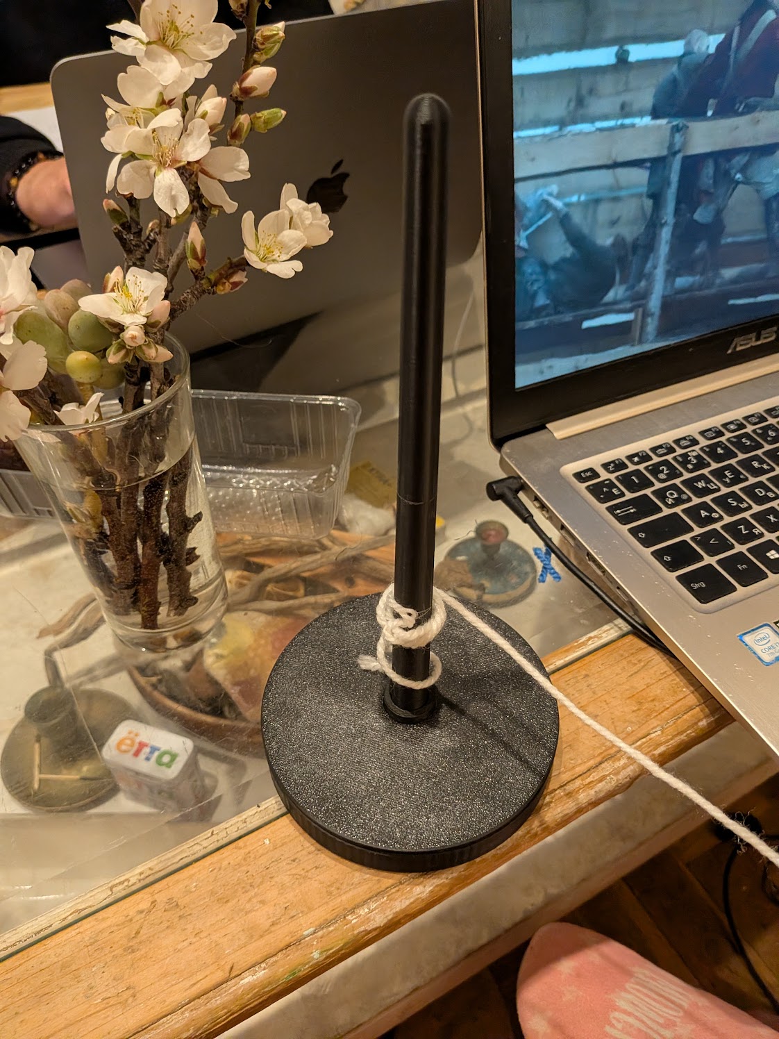 Rotating yarn holder on a bearing