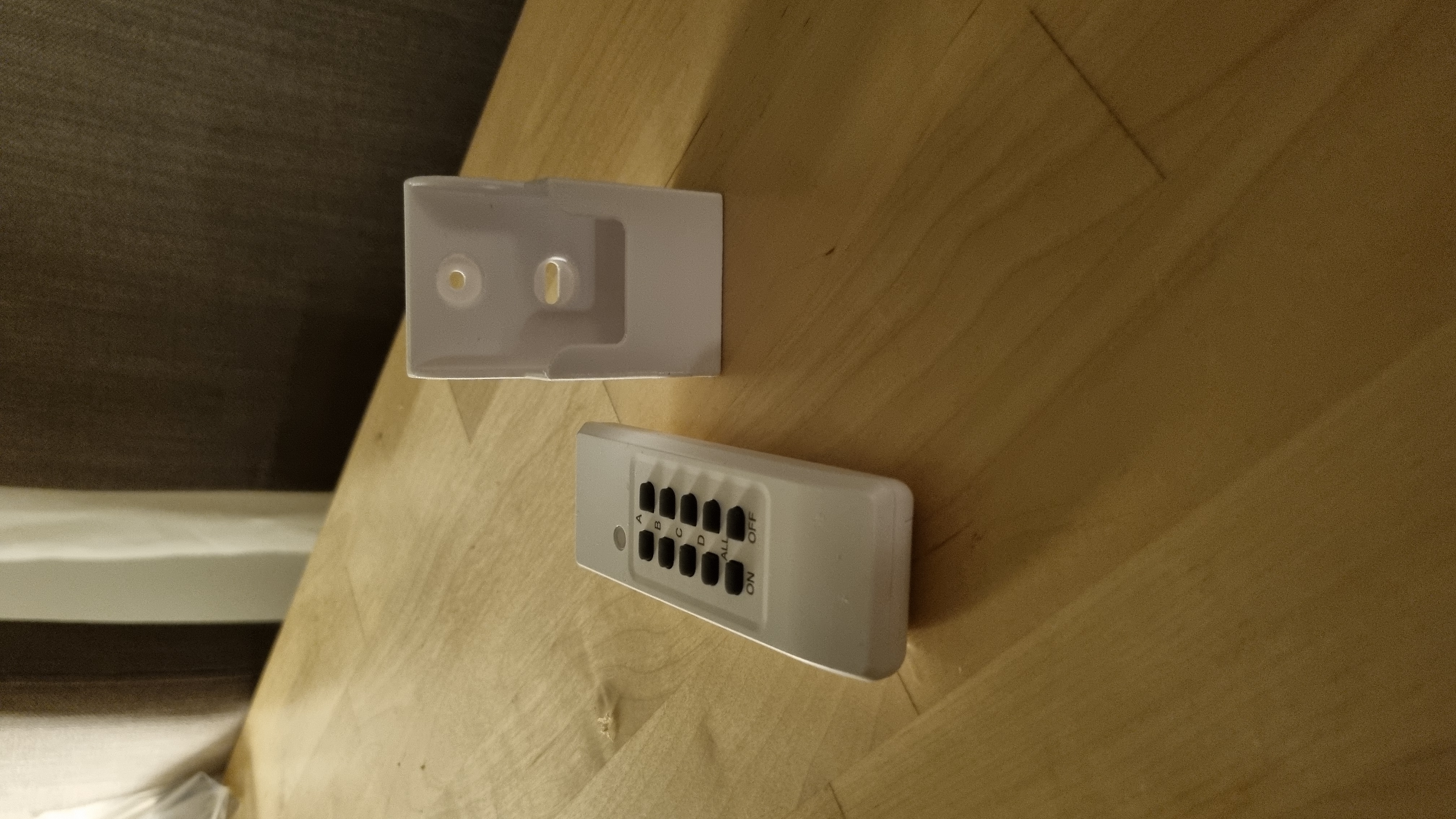 Miniatura 2 do modelo 3D Wireless electrical socket remote holder