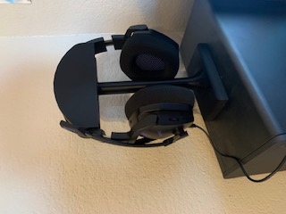 basic head phones stand