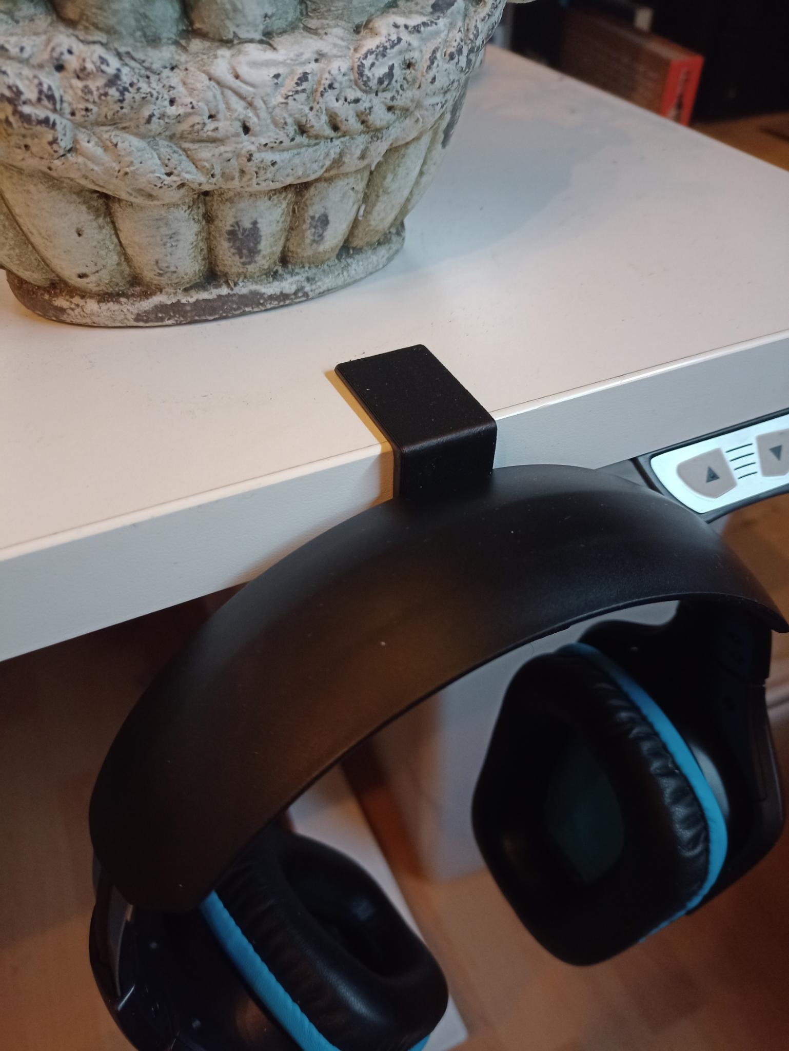 Headset holder for 25mm desk top