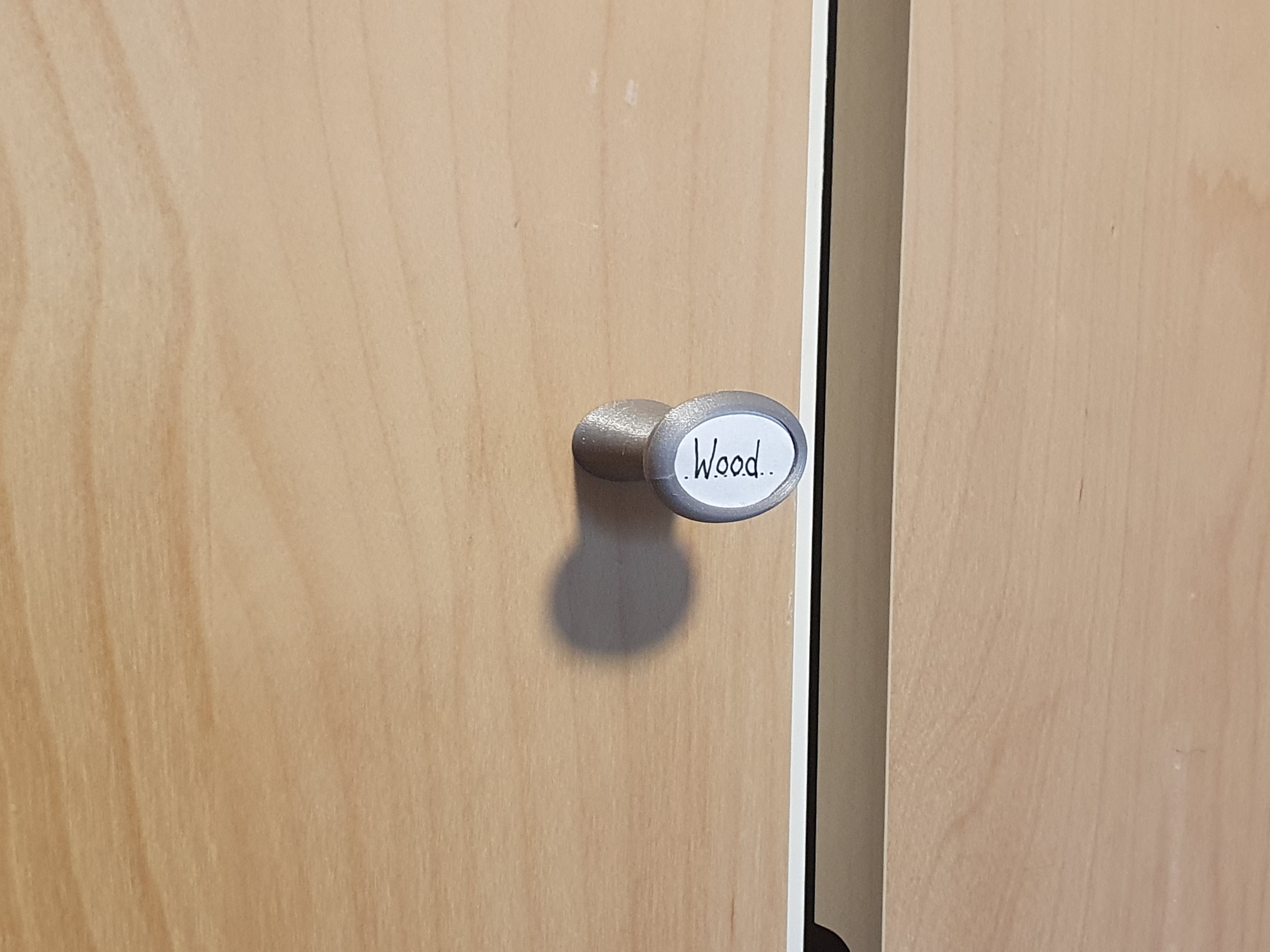 Knob with exchangable Paper Label