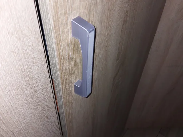 Madlo šatní skříně