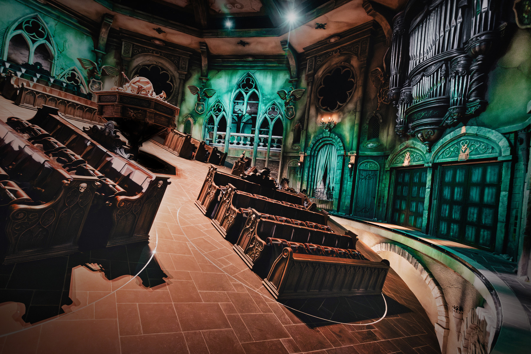 Kat op paal bij poort dance macabre efteling
