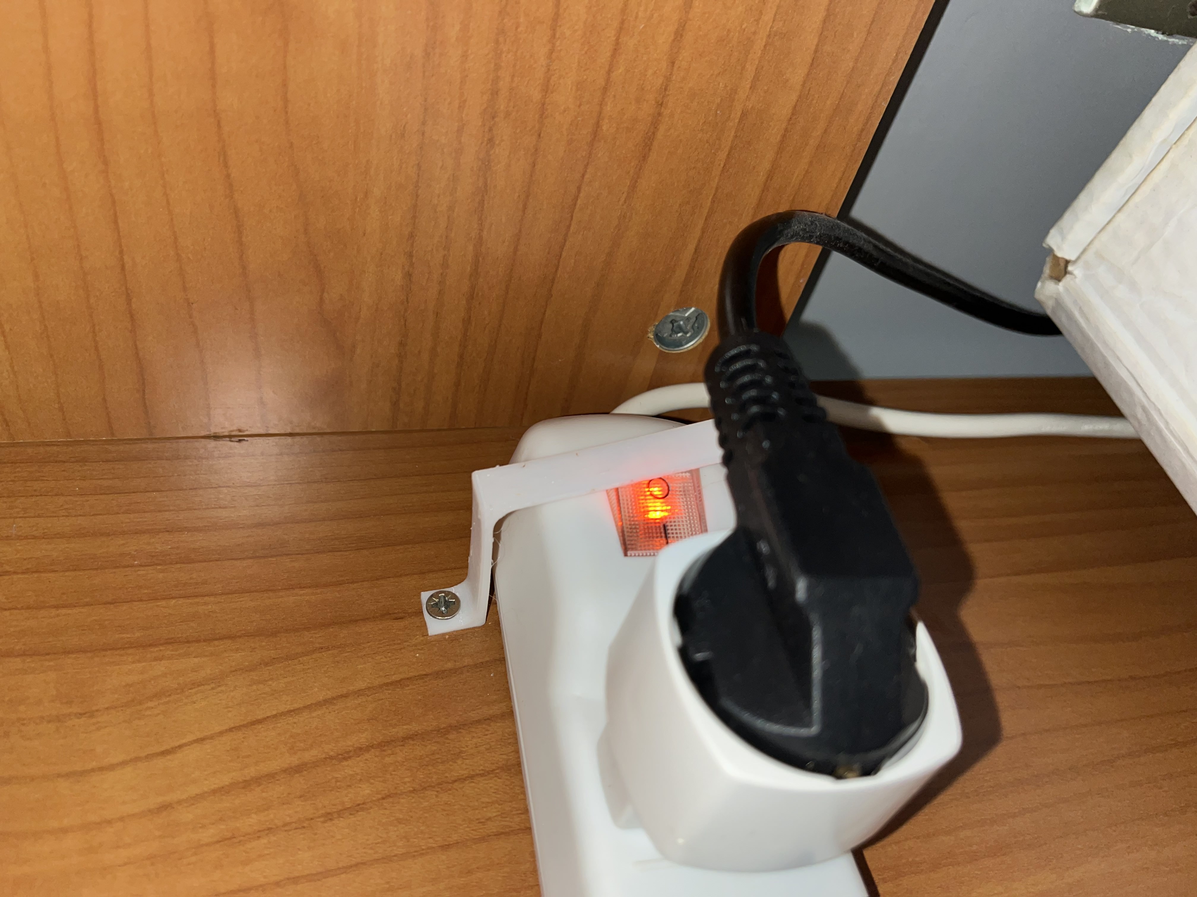 Miniatura 2 do modelo 3D multi-plug adapter holder
