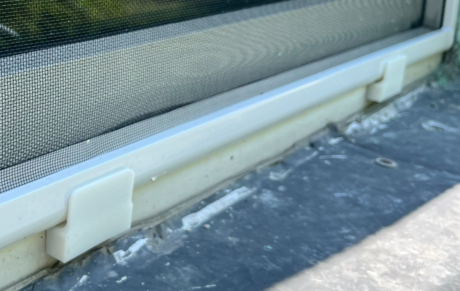 Insect net bracket and window vent — thumbnail 2