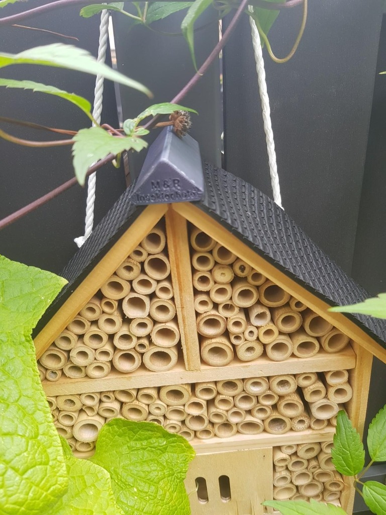 Insektenhotel Dach mit Schindeln und Giebel /  Insect hotel roof with shingles and gable