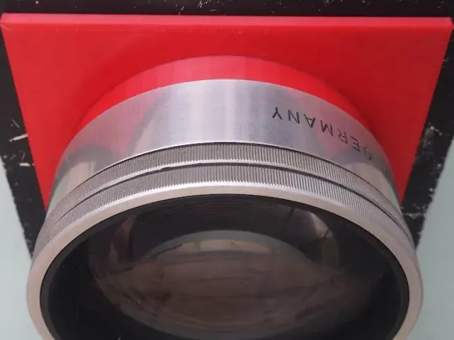Lens holder thingy