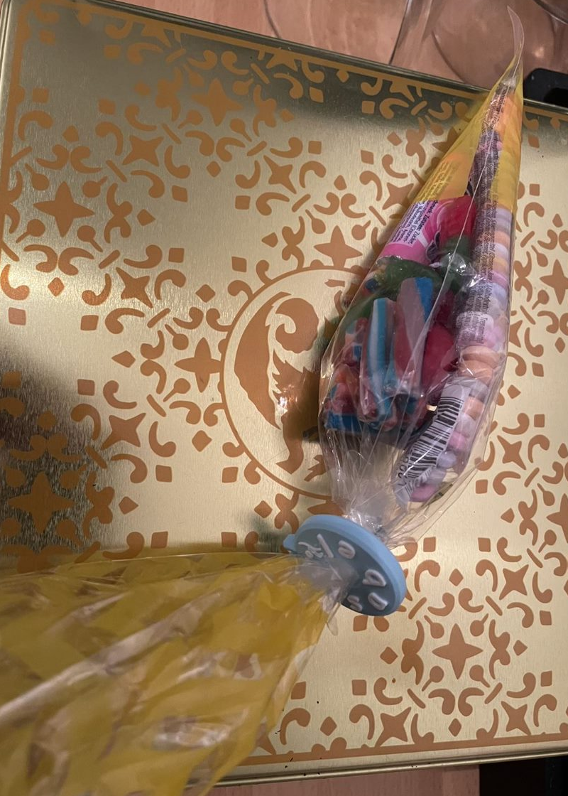 Clip/collar for (candy) bag gift