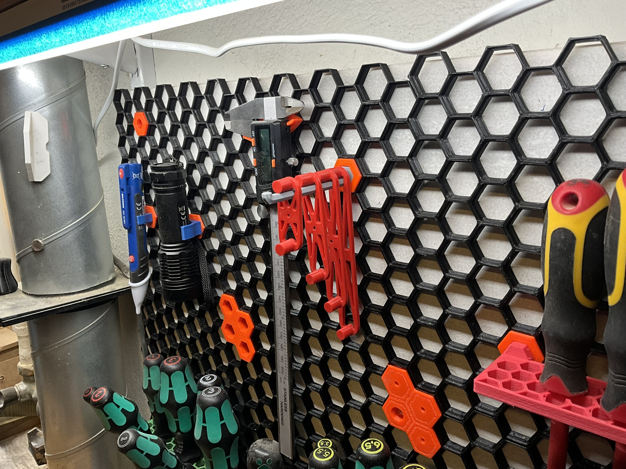 Miniatura 3 do modelo 3D Thin Hooks for Honeycomb Wall