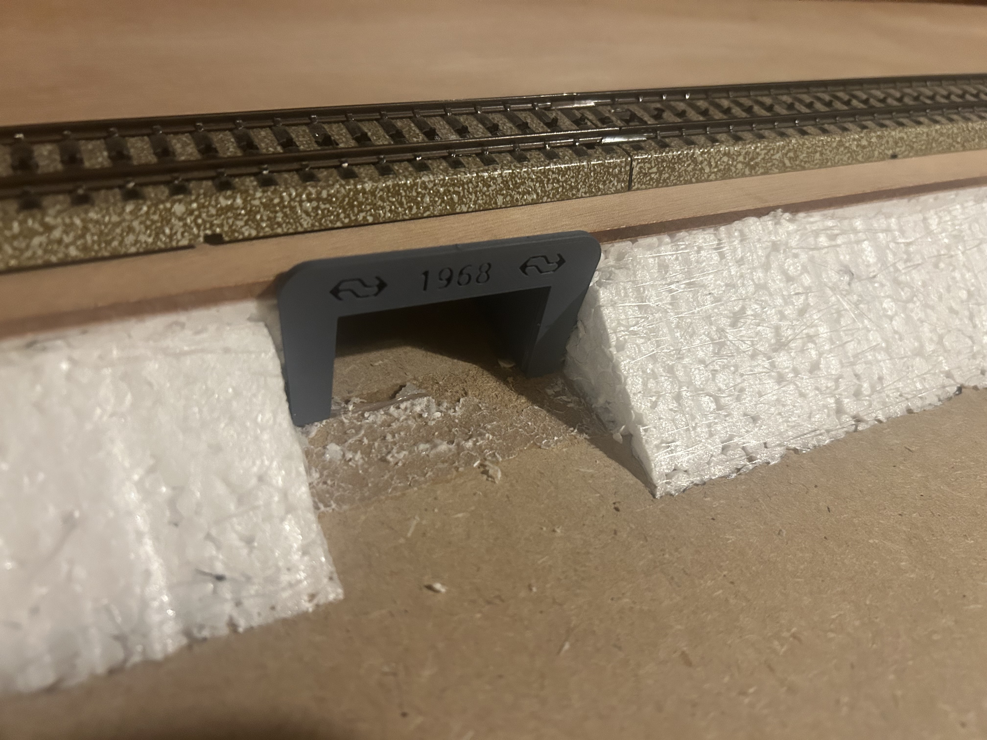 Pedestrian tunnel with exits to platform H0 1:87