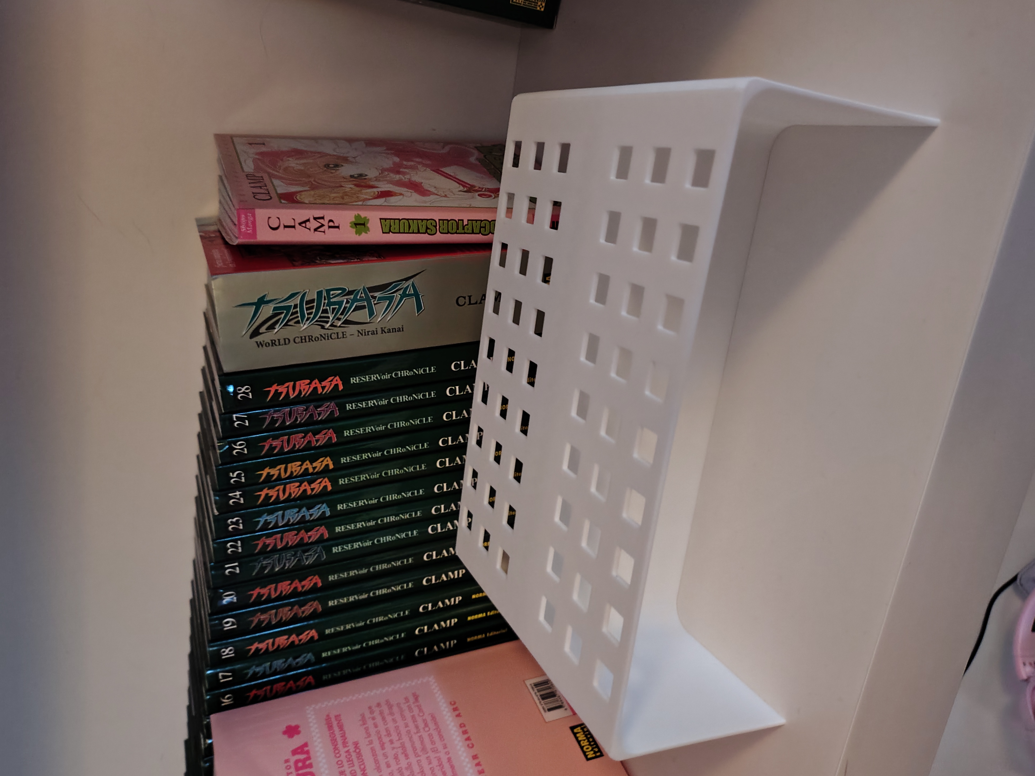 Alza para libros en estanteria, book riser for shelf.